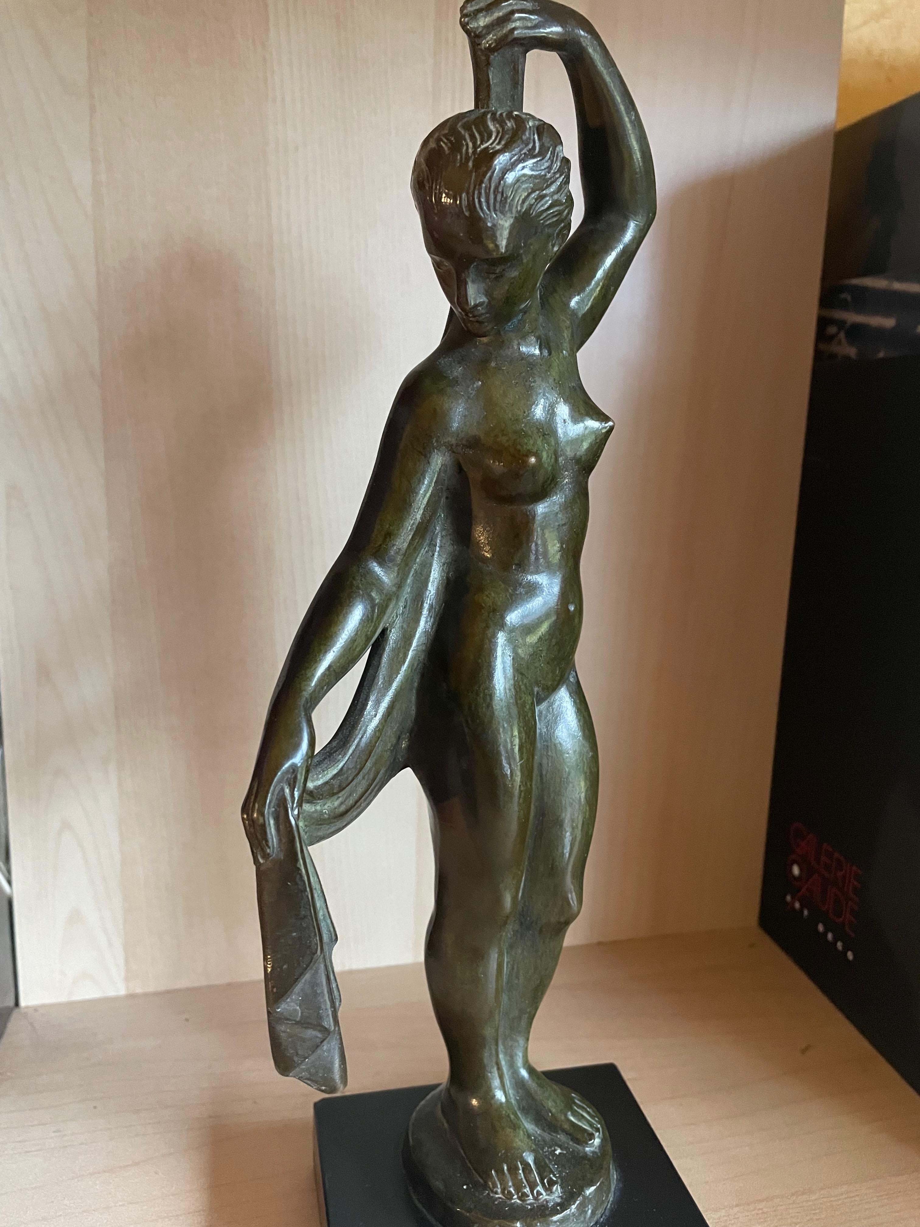 Weibliche klassische Art Déco Bronzefigur von Lucien Alliot, Frankreich 1920er Jahre. Unterschrieben. im Zustand „Gut“ im Angebot in Köln, NW