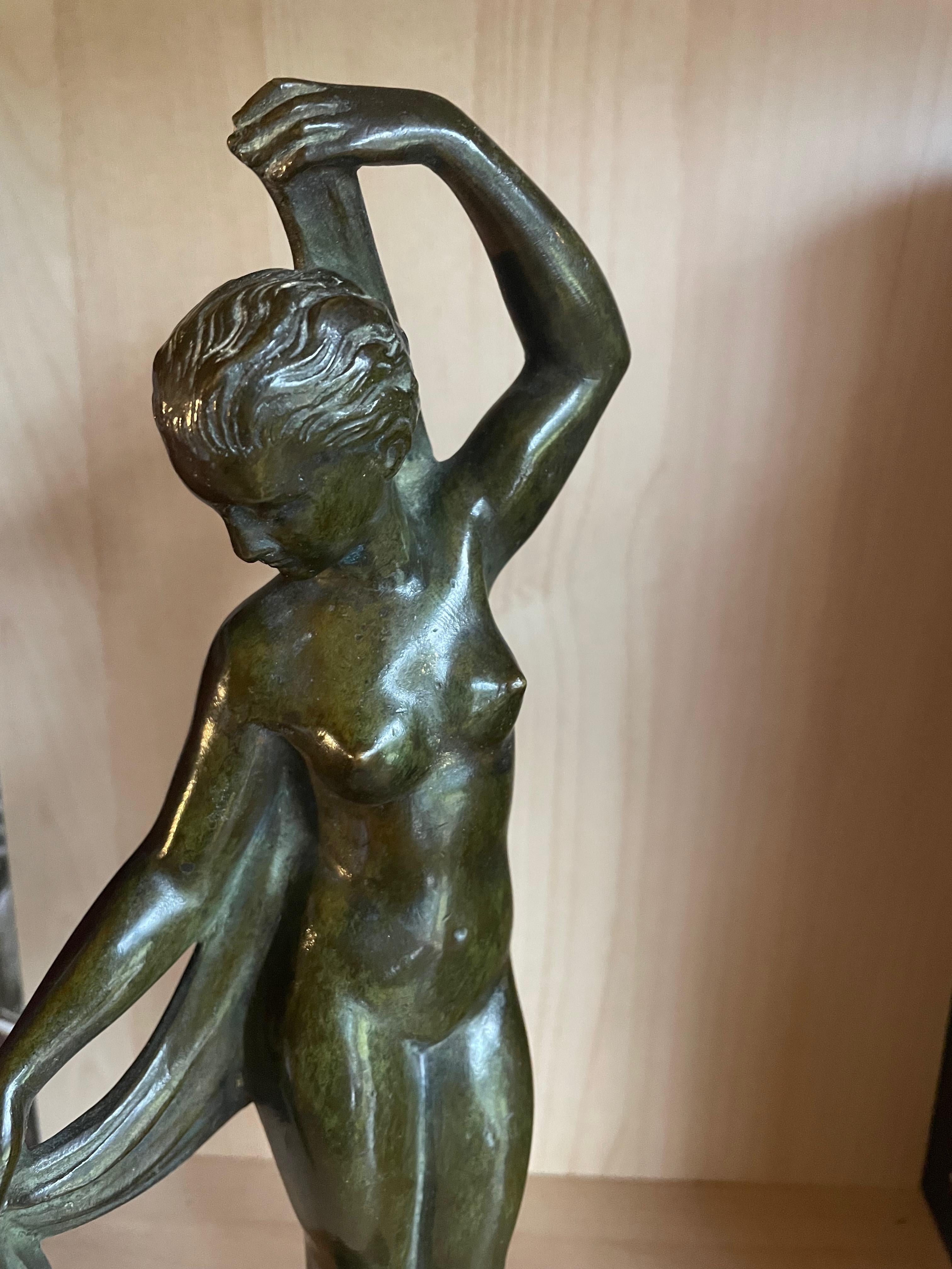Weibliche klassische Art Déco Bronzefigur von Lucien Alliot, Frankreich 1920er Jahre. Unterschrieben. (Frühes 20. Jahrhundert) im Angebot
