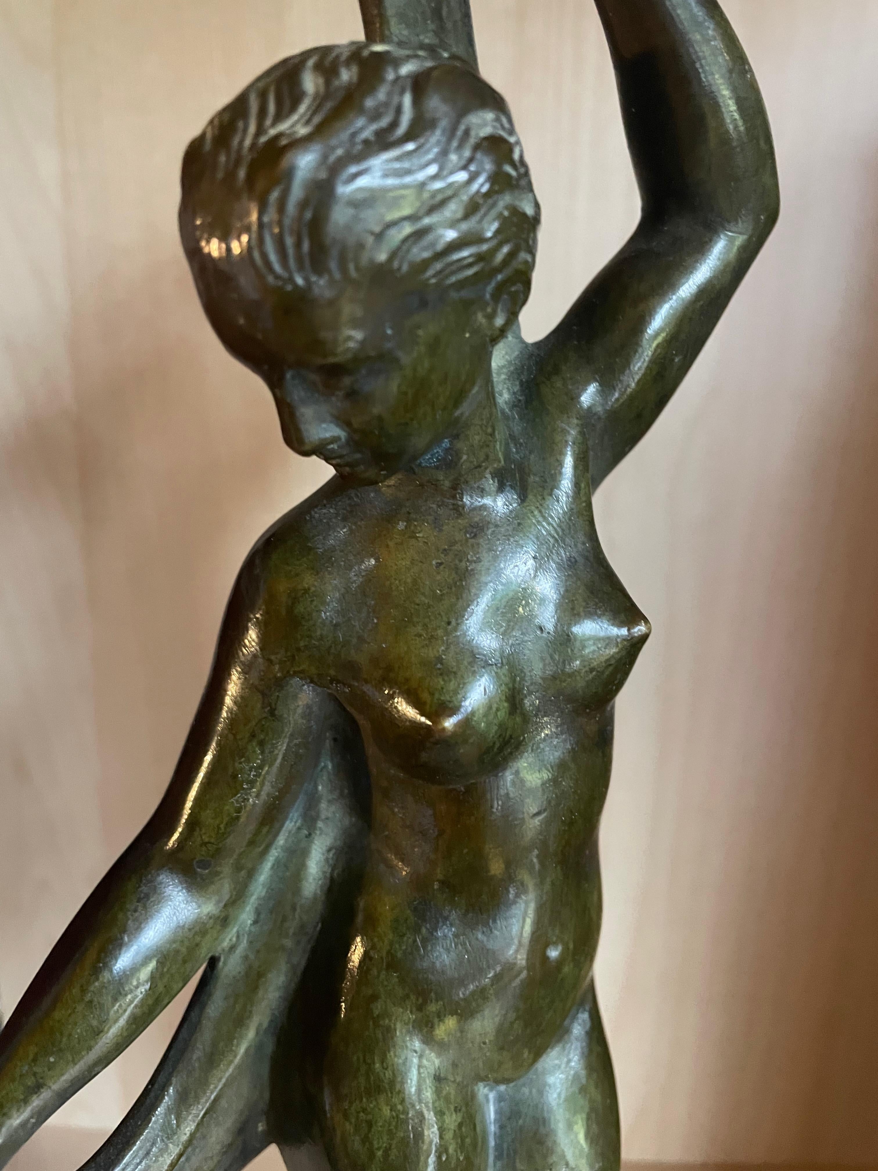 Weibliche klassische Art Déco Bronzefigur von Lucien Alliot, Frankreich 1920er Jahre. Unterschrieben. im Angebot 1