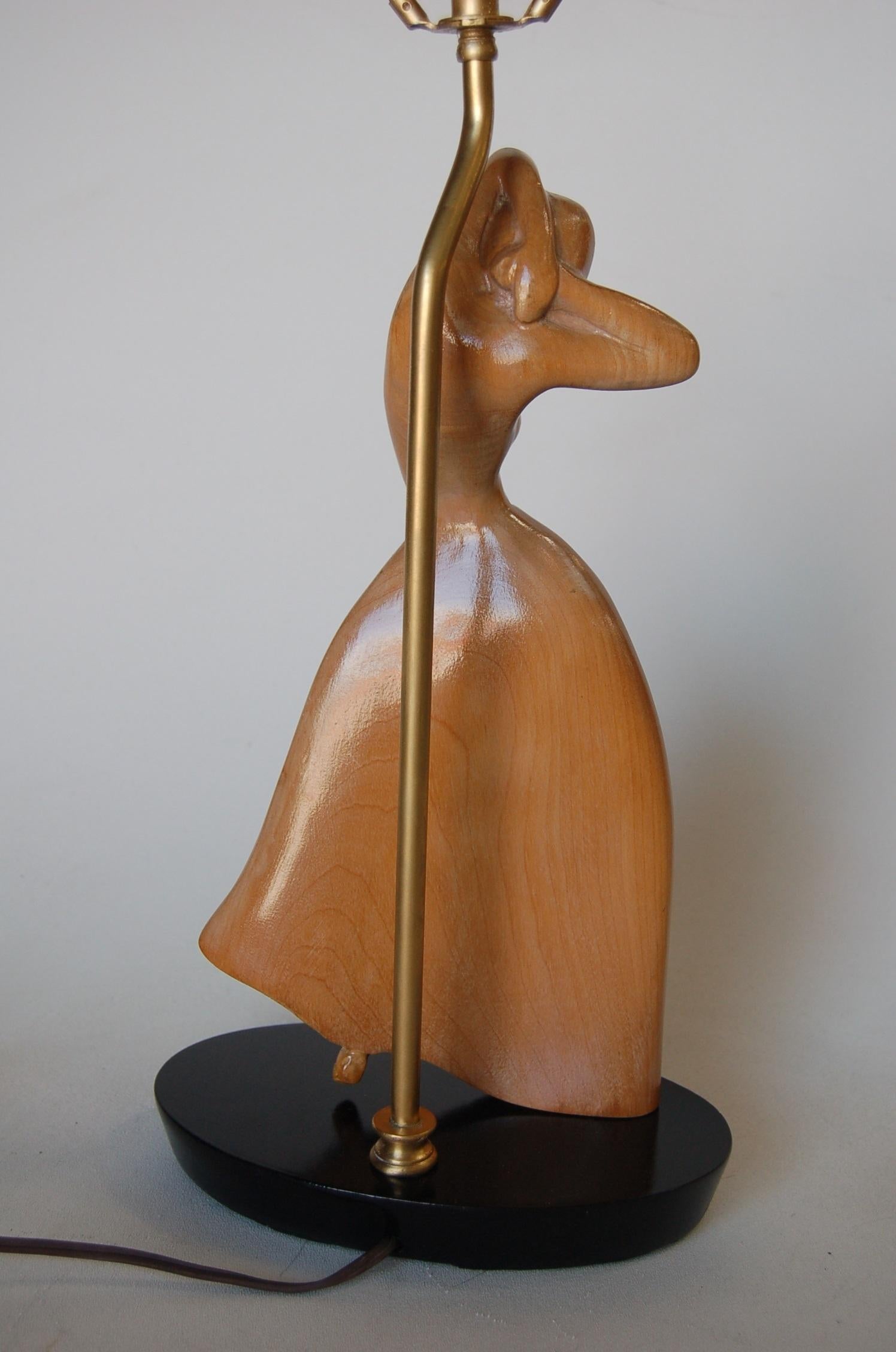 Milieu du XXe siècle Lampe de table en chêne sculpté représentant une danseuse féminine, dans le style de Jascha Heifetz en vente
