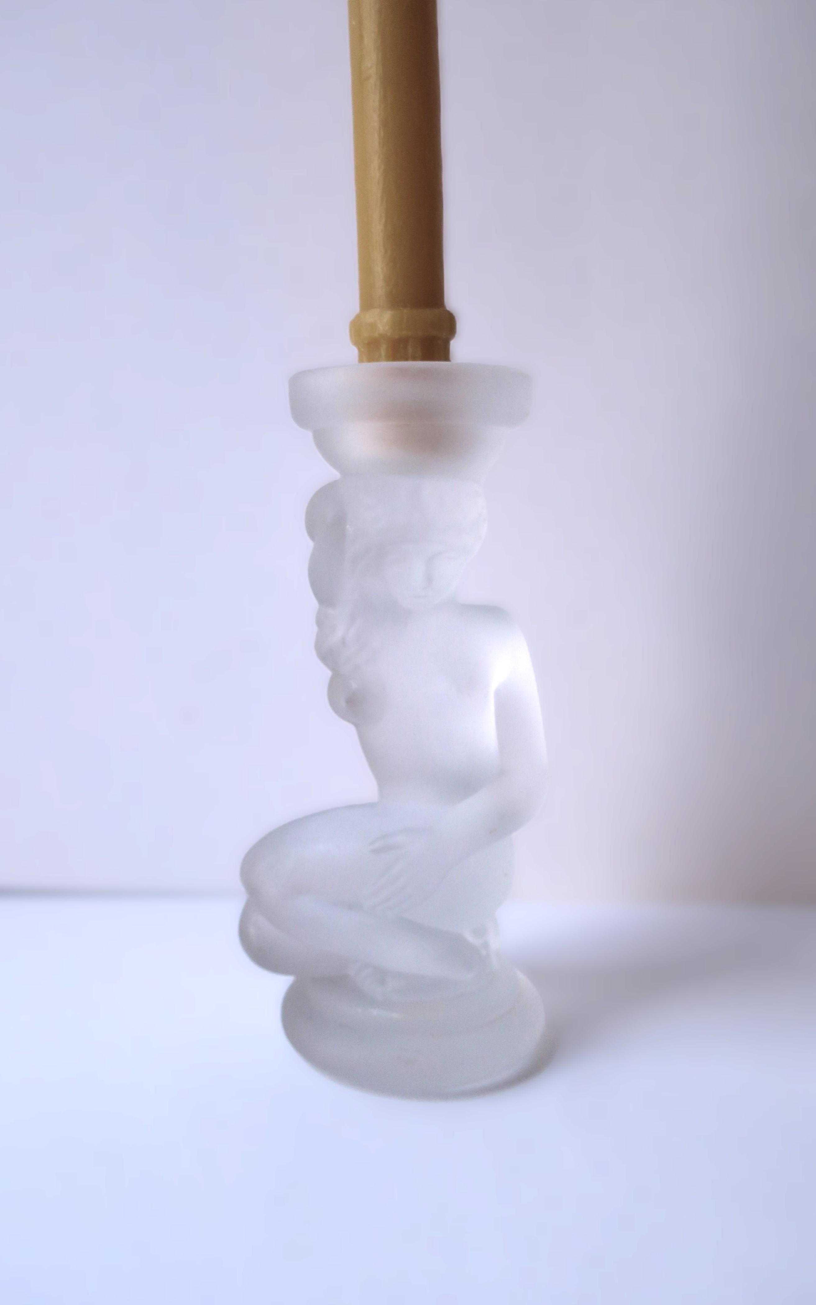 Figuraler Kerzenhalter aus Milchglas im Stil der französischen Kristallmanufaktur Maison Lalique, Jugendstil, um das 20. Eine nackte weibliche figurative Skulptur als Kerzenhalter: Verwendung mit oder ohne Kerze, schön als Einzelstück auf einem