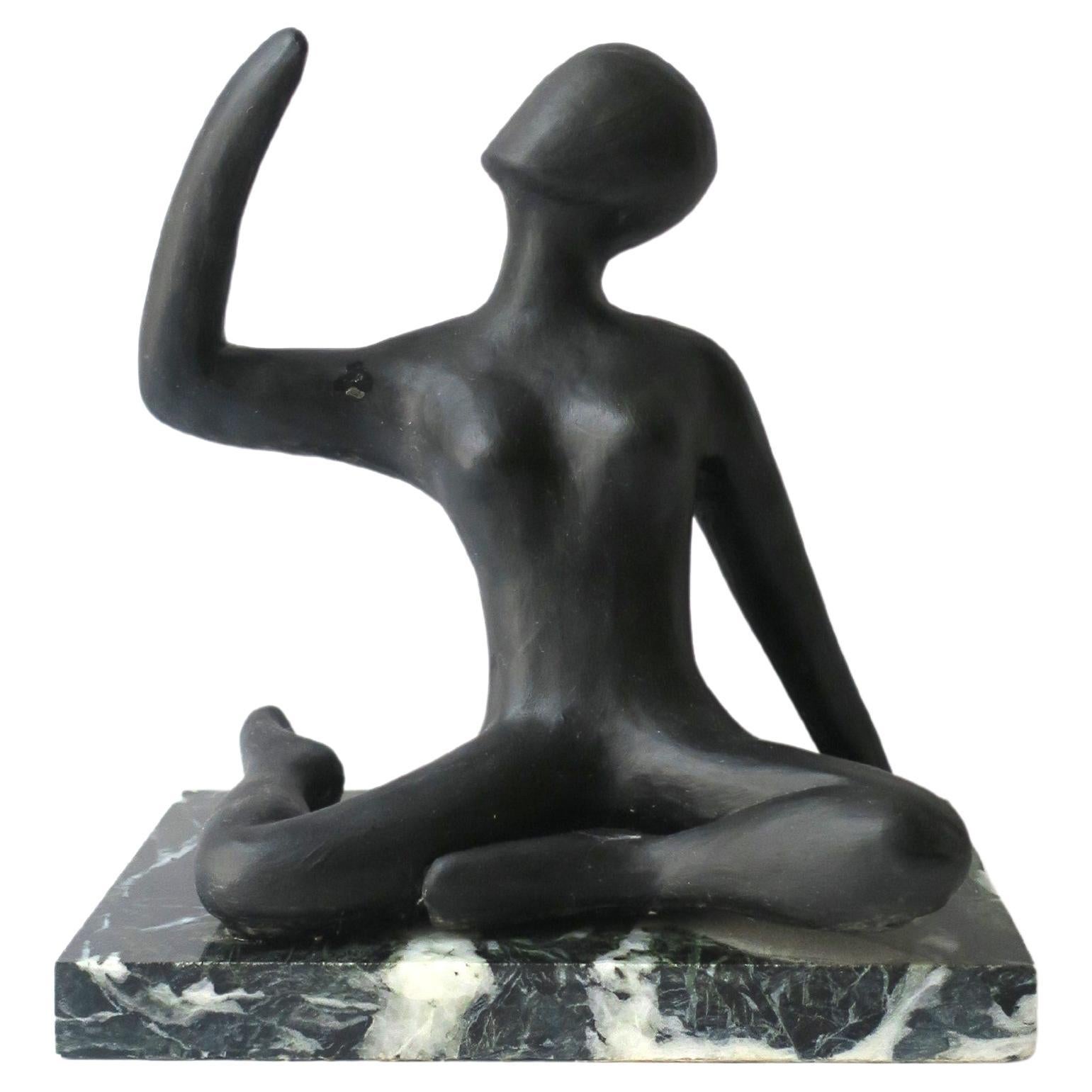 Sculpture figurative féminine sur socle en marbre