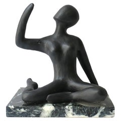 Sculpture figurative féminine sur socle en marbre
