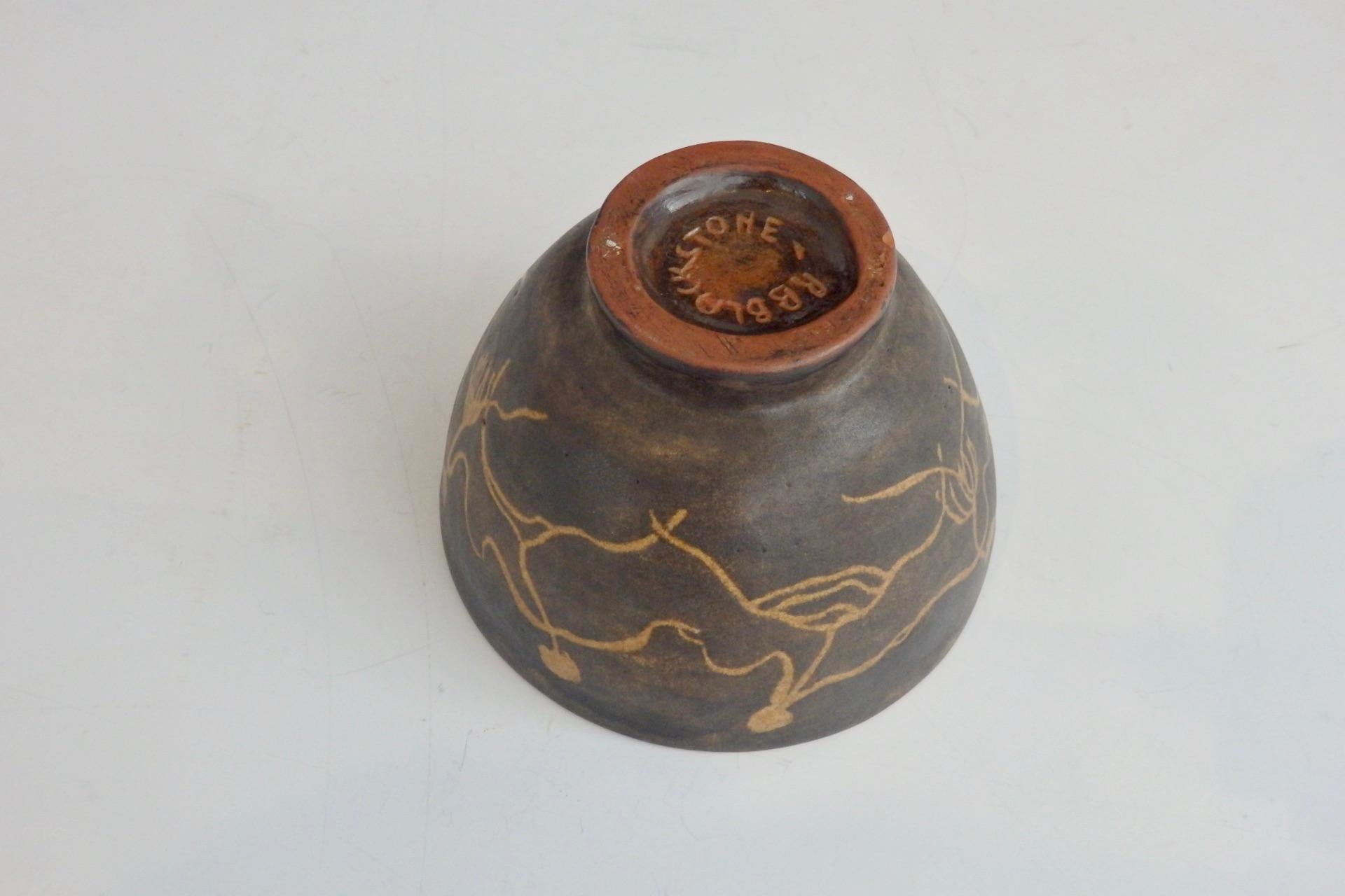 Americano Ciotola in ceramica di Rozsika Blackstone con disegno a graffito di una figura femminile in vendita