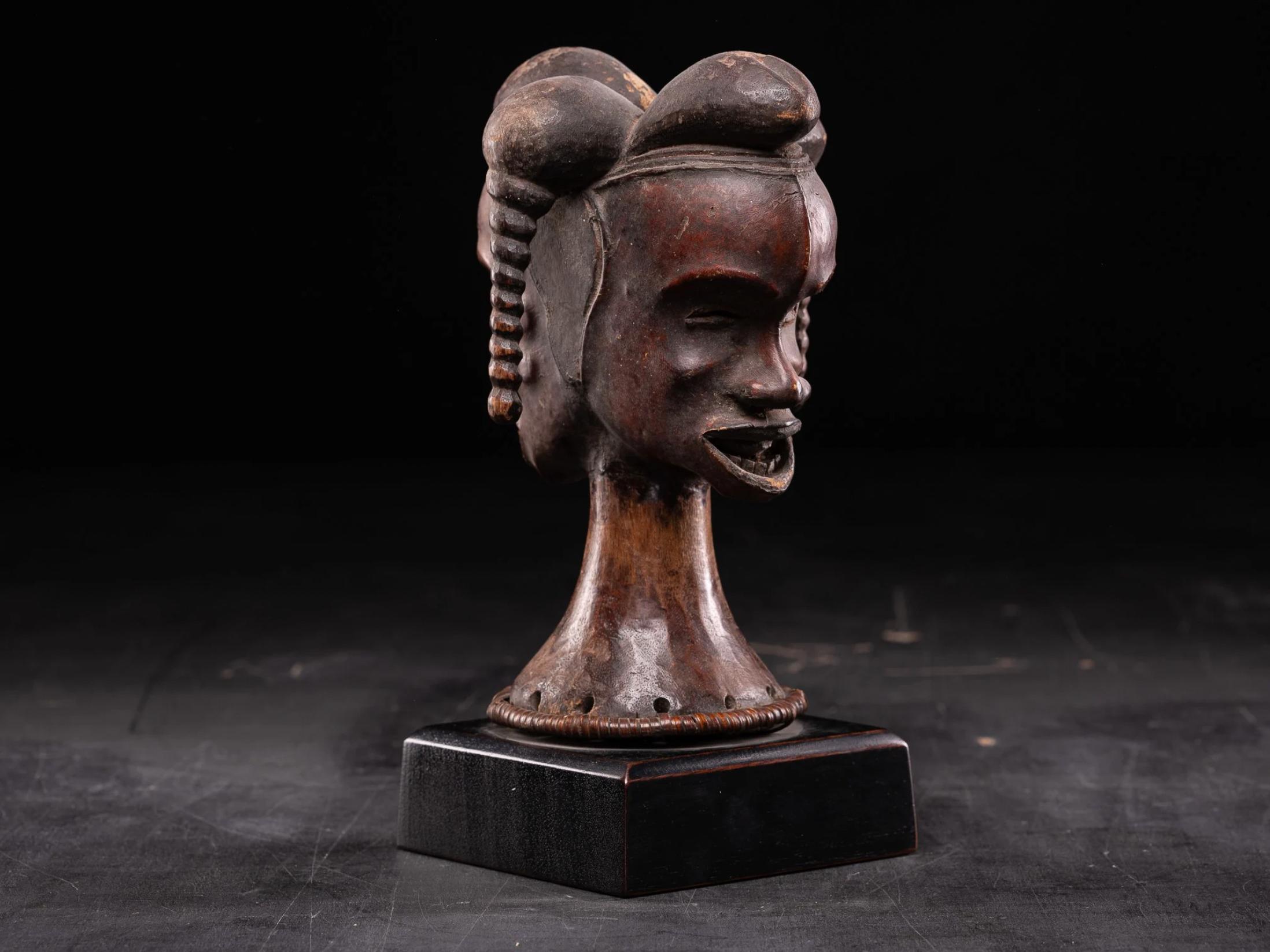 Weibliche Kopfstatue - Ejagham-Volk, Nigeria (Nigerianisch) im Angebot