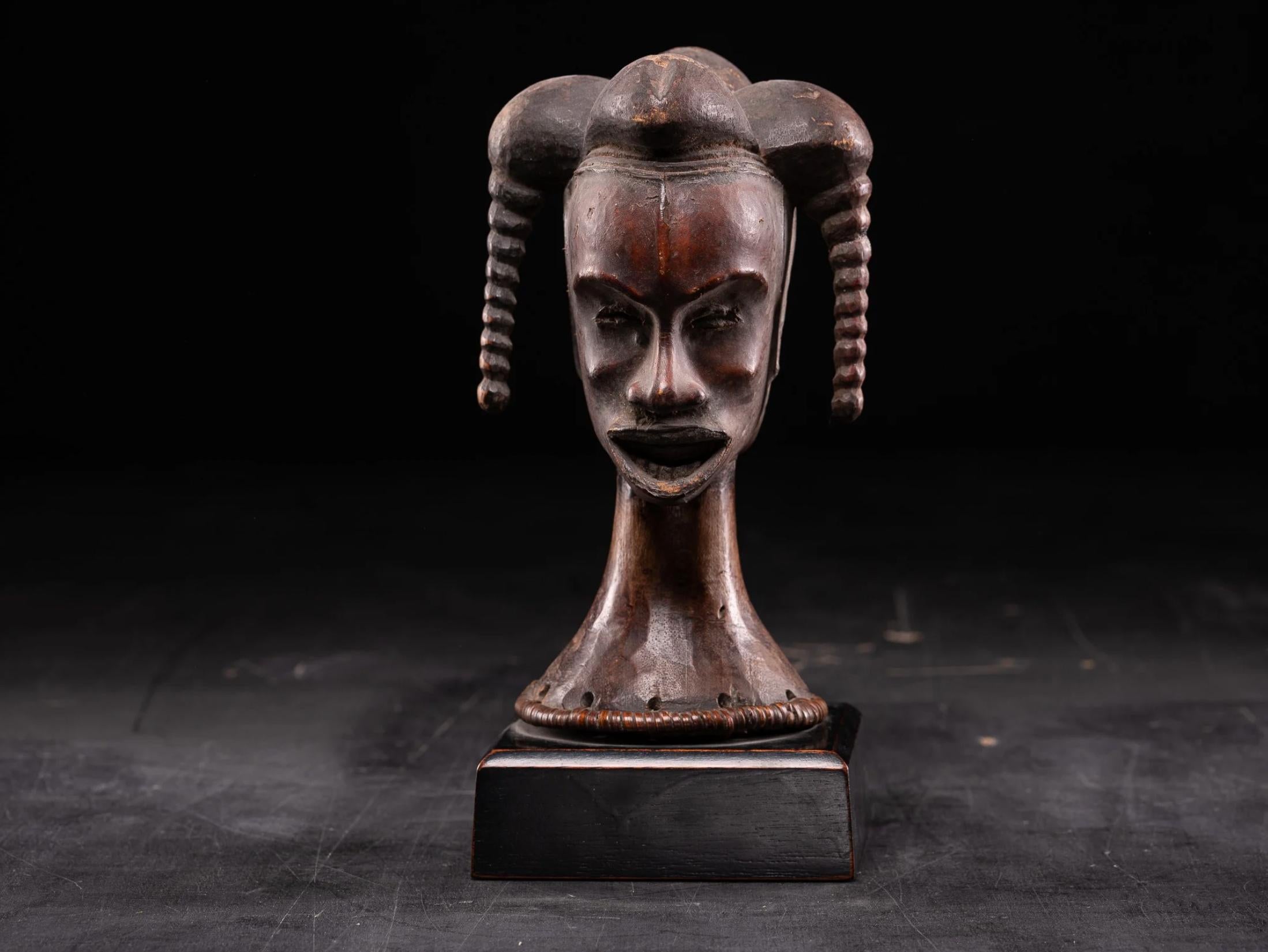 Weibliche Kopfstatue - Ejagham-Volk, Nigeria (Handgefertigt) im Angebot