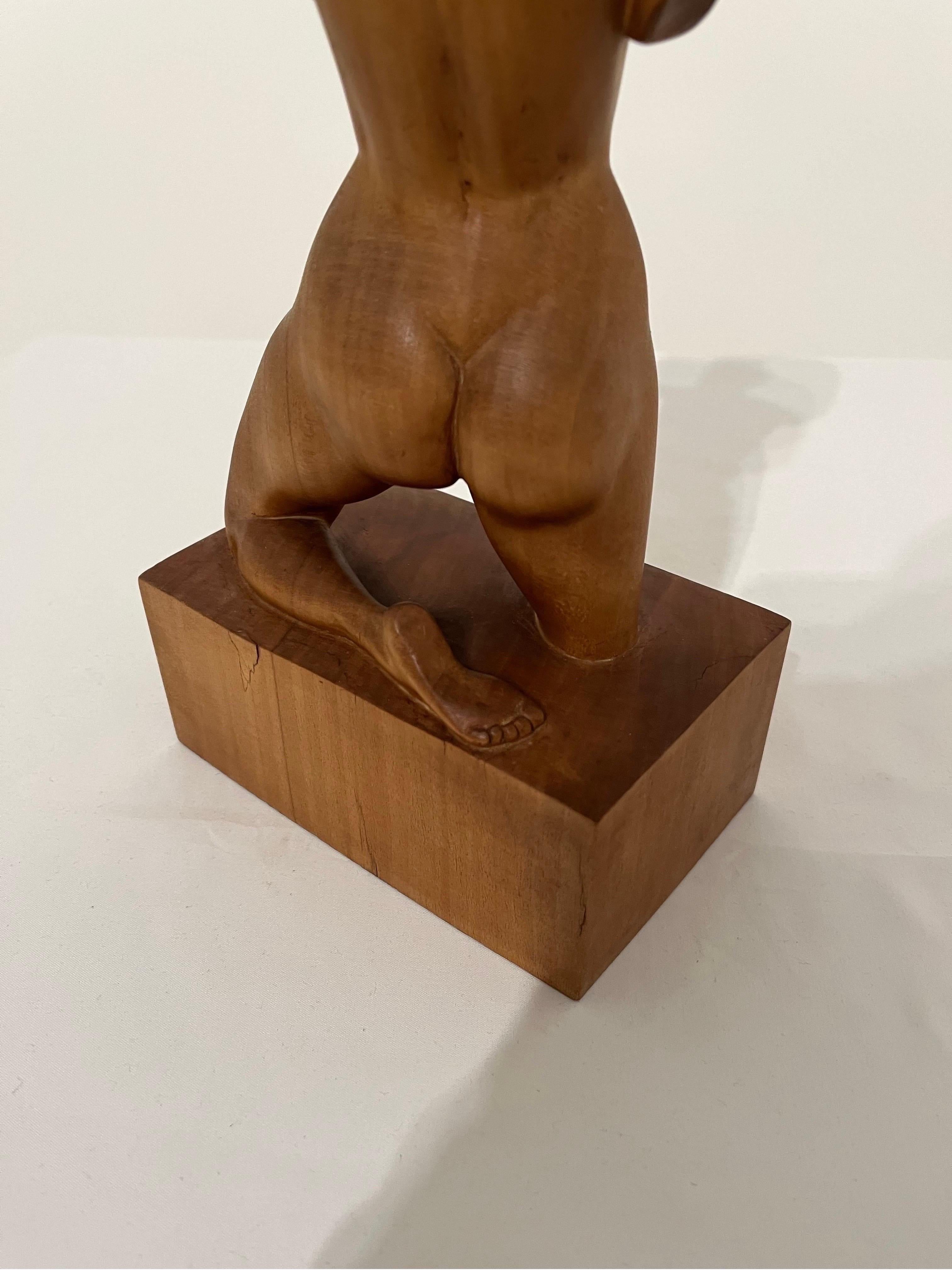 Bois Figure féminine nue sur un buste sculptée des années 1960  en vente
