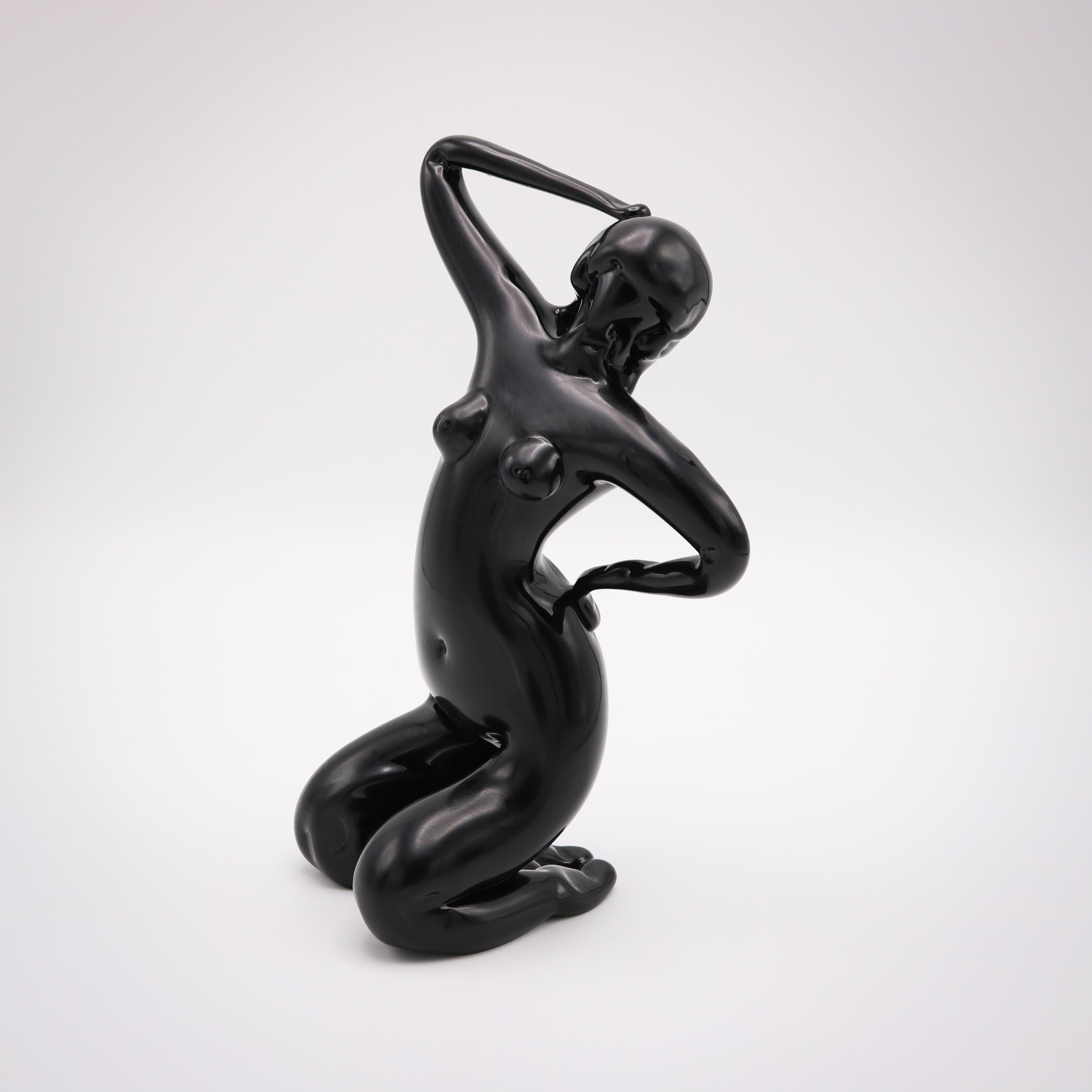 Escultura femenina desnuda de cristal, fabricada por Venini & Co. Cristal morado intenso, iridiscente.
Marcado: Venini Murano, Alma Angelo 1939 (sello al ácido).