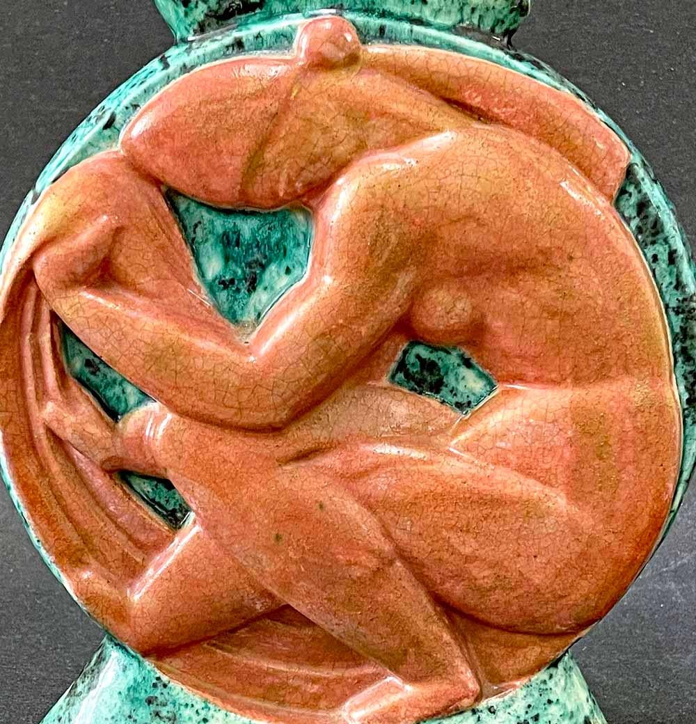 „Frauen-Akt in Grün und Terrakotta“, kühne Art-déco-Vase im hohen Stil von Cazaux (Art déco) im Angebot
