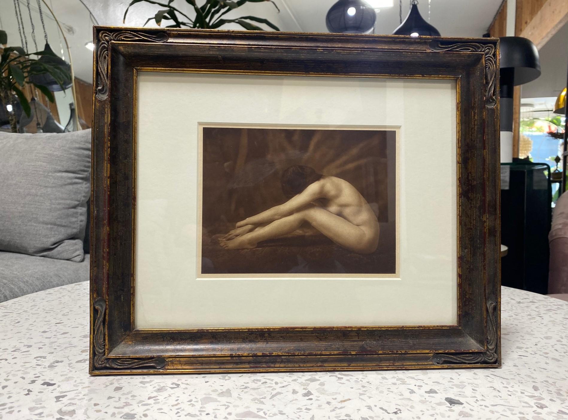 Una bellissima e seducente fotografia alla gelatina d'argento color seppia di una donna nuda in una posa che ricorda molto la foto Spanish Dancer di Ruth Bernhard.  Un design e una stampa meravigliosi.  La modella si irradia sullo sfondo scuro. 
