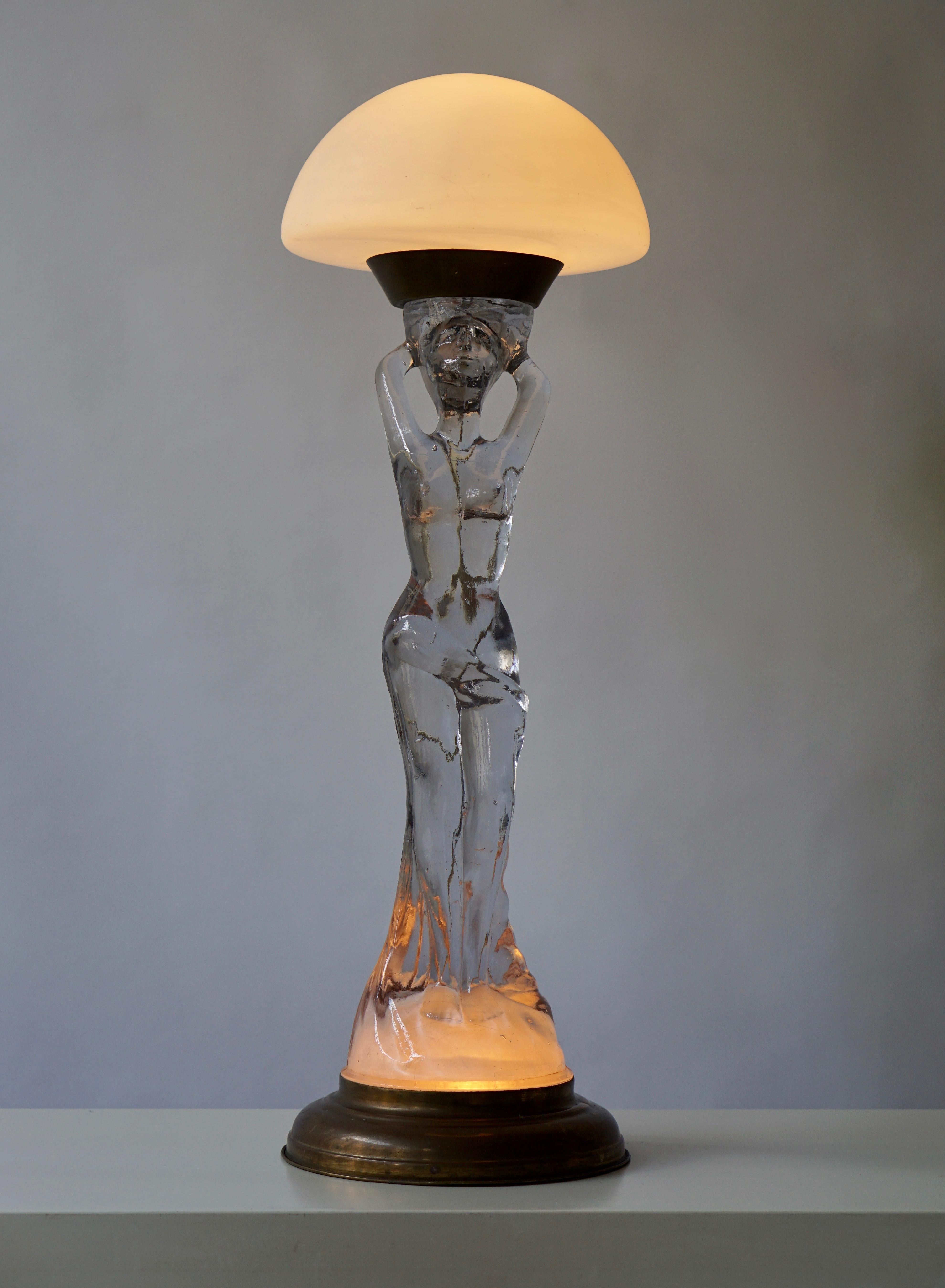 Weiblicher Akt Tischlampe aus Glas und Messing im Zustand „Gut“ im Angebot in Antwerp, BE