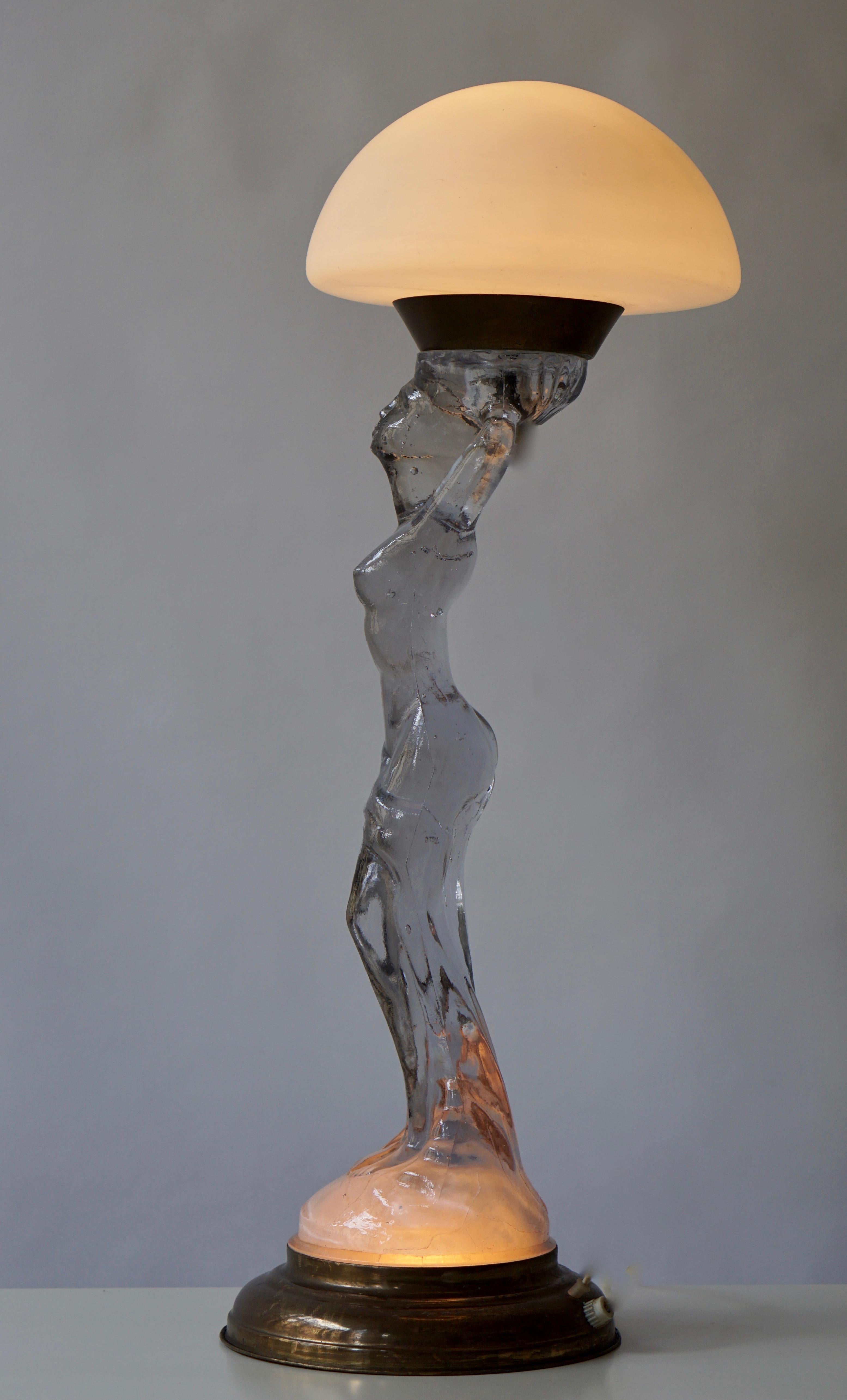 Female Nude Table Lamp in Glass and Brass In Good Condition For Sale In Antwerp, BE