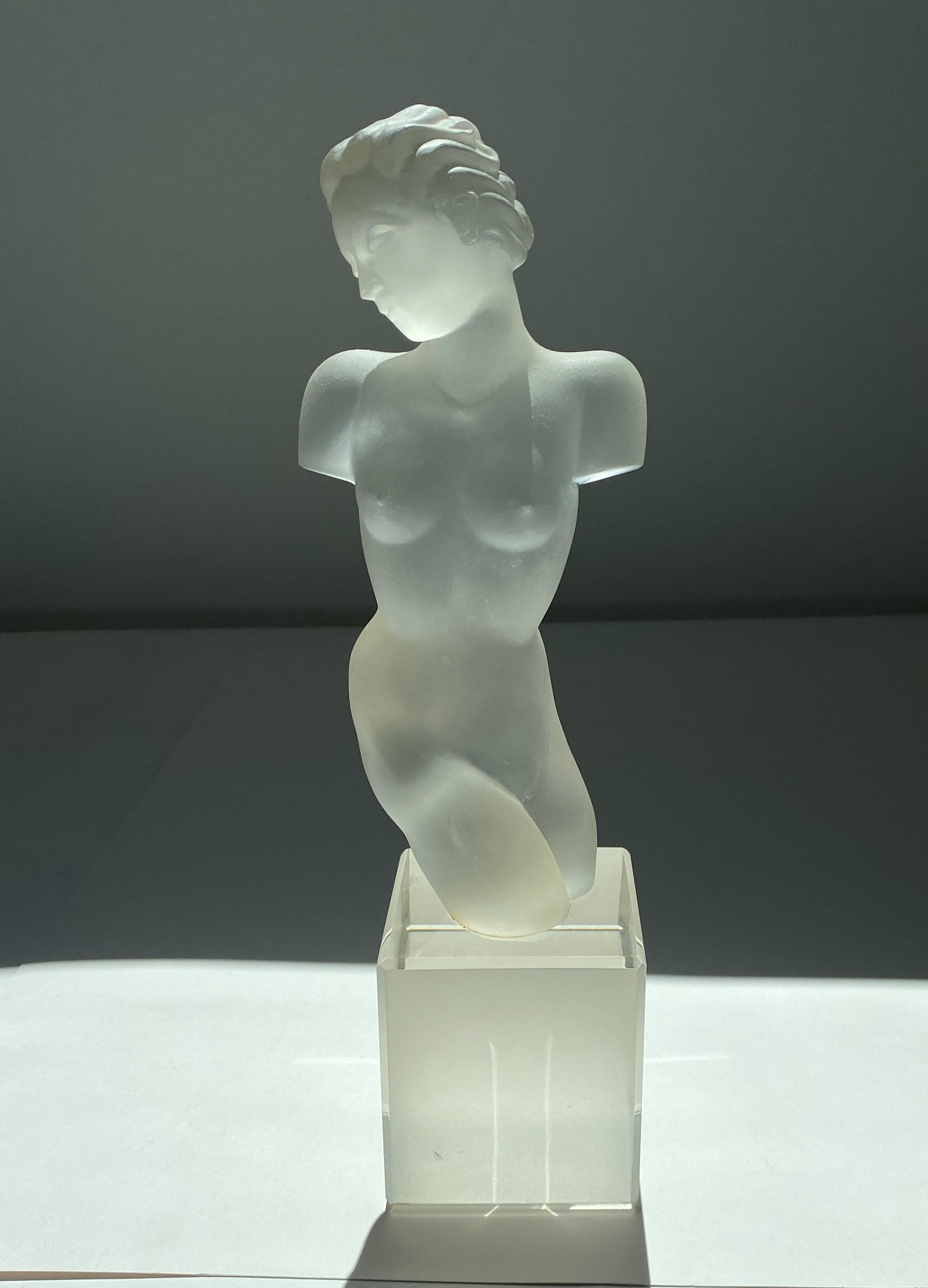 Diese stilvolle Art-Déco-Figur aus satiniertem und klarem Glas wurde von Eleon von Rammel entworfen und trägt den Titel 