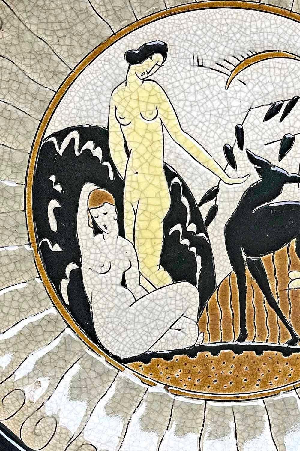 Français « Femmes nues et cerfs, », grand et saisissant bol Art déco de Longwy pour Primavera en vente