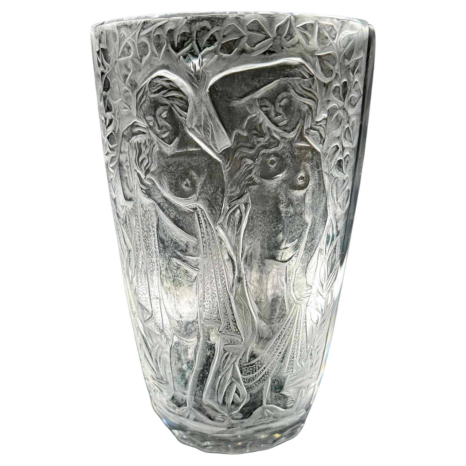 "Female Nudes and Ivy, " Deeply Engraved Art Deco Glass Vase, Czech en venta