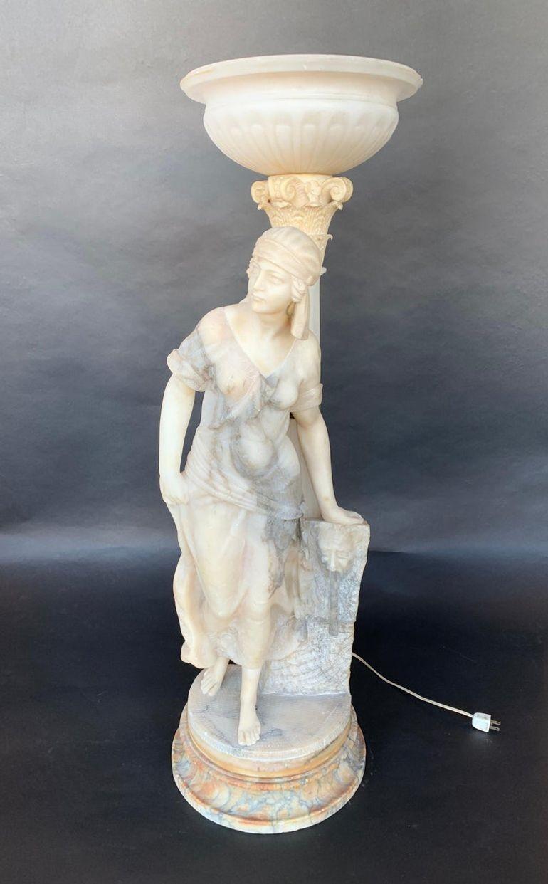 Lampada torchère scultorea di una donna, realizzata in marmo e alabastro.