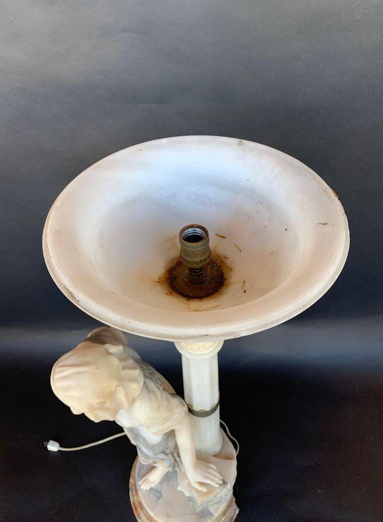 Alabastro Lampada Torchère scultorea femminile in vendita