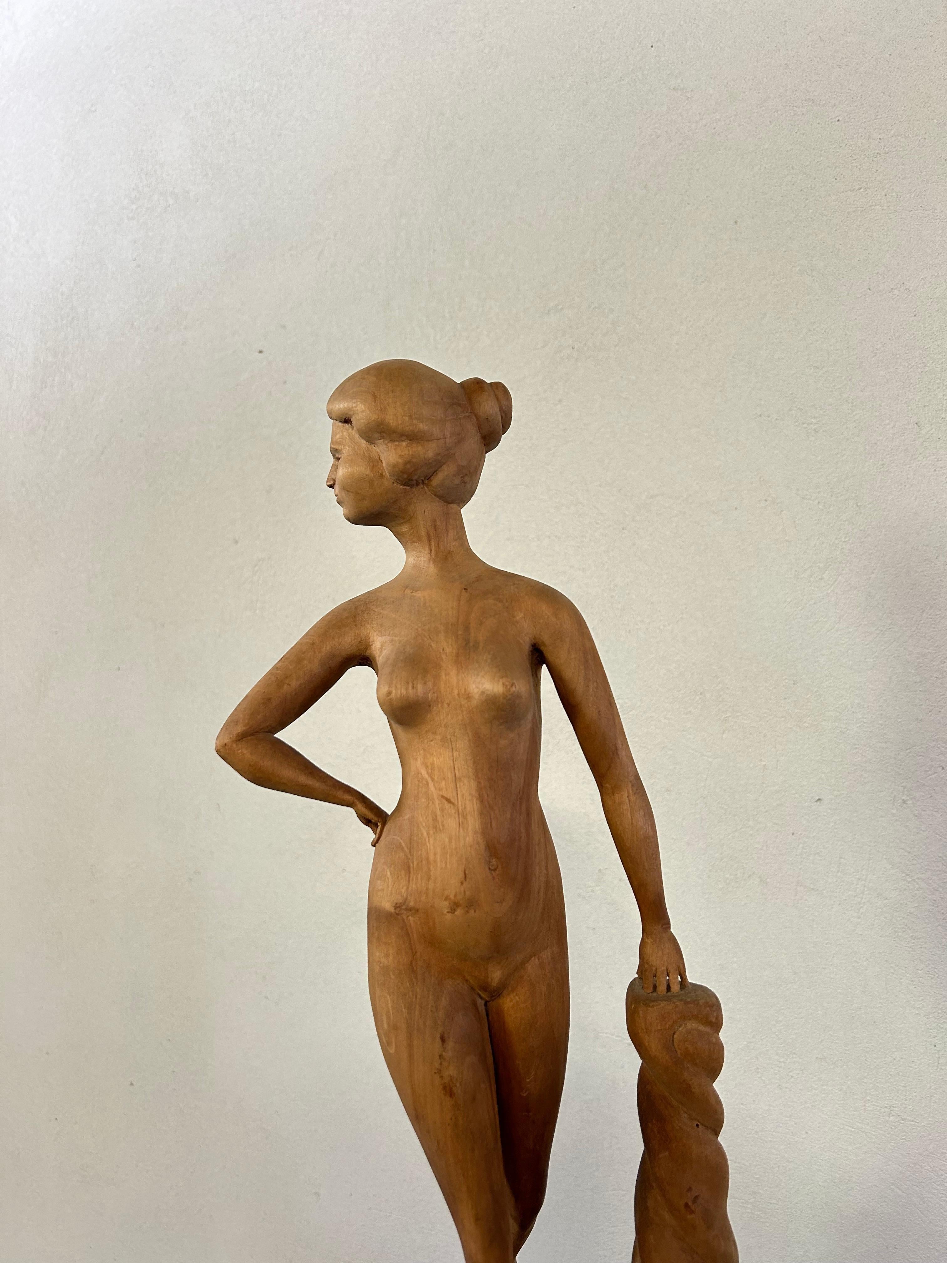 Escultura femenina de madera tallada realizada por el artista sueco Ernst Gustaf Johansson Troide (n.1892) imaginando a su esposa Maria Albertina Pettersson.
Firmado EGT y fechado en 1922. 
ERNST Gustaf Johansson Troide, que estudió para orfebre,