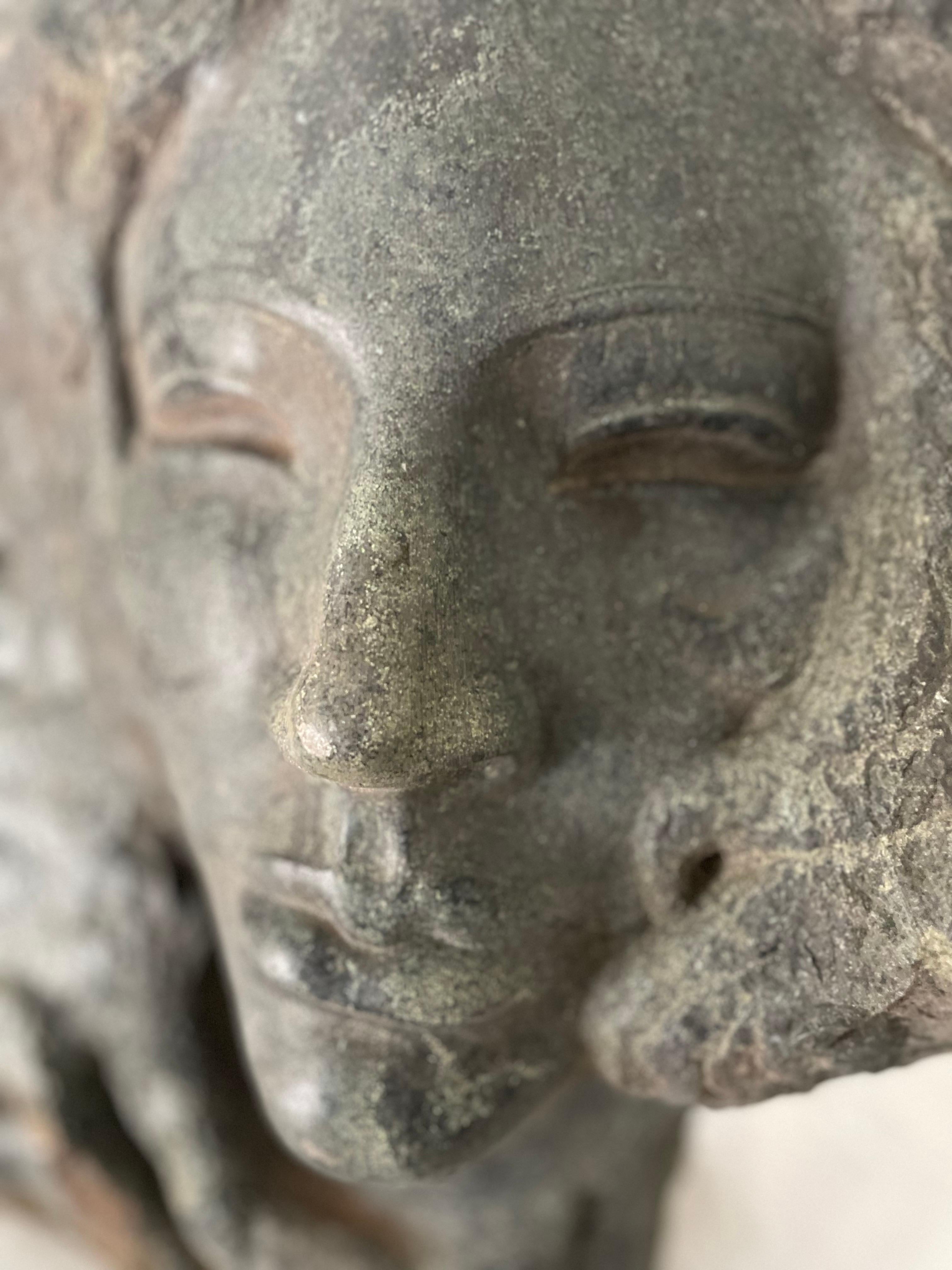 Skulptur einer weiblichen Skulptur, geschnitzte Steinbüste einer Frau, signiert vom Künstler Charles Cutler im Angebot 1