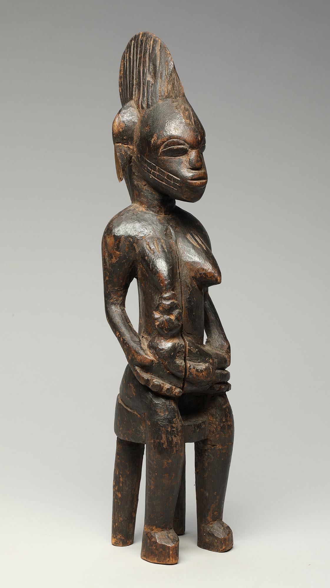 Figura de maternidad femenina de madera senufo con bebé sentado en un taburete amamantando Tribal en venta