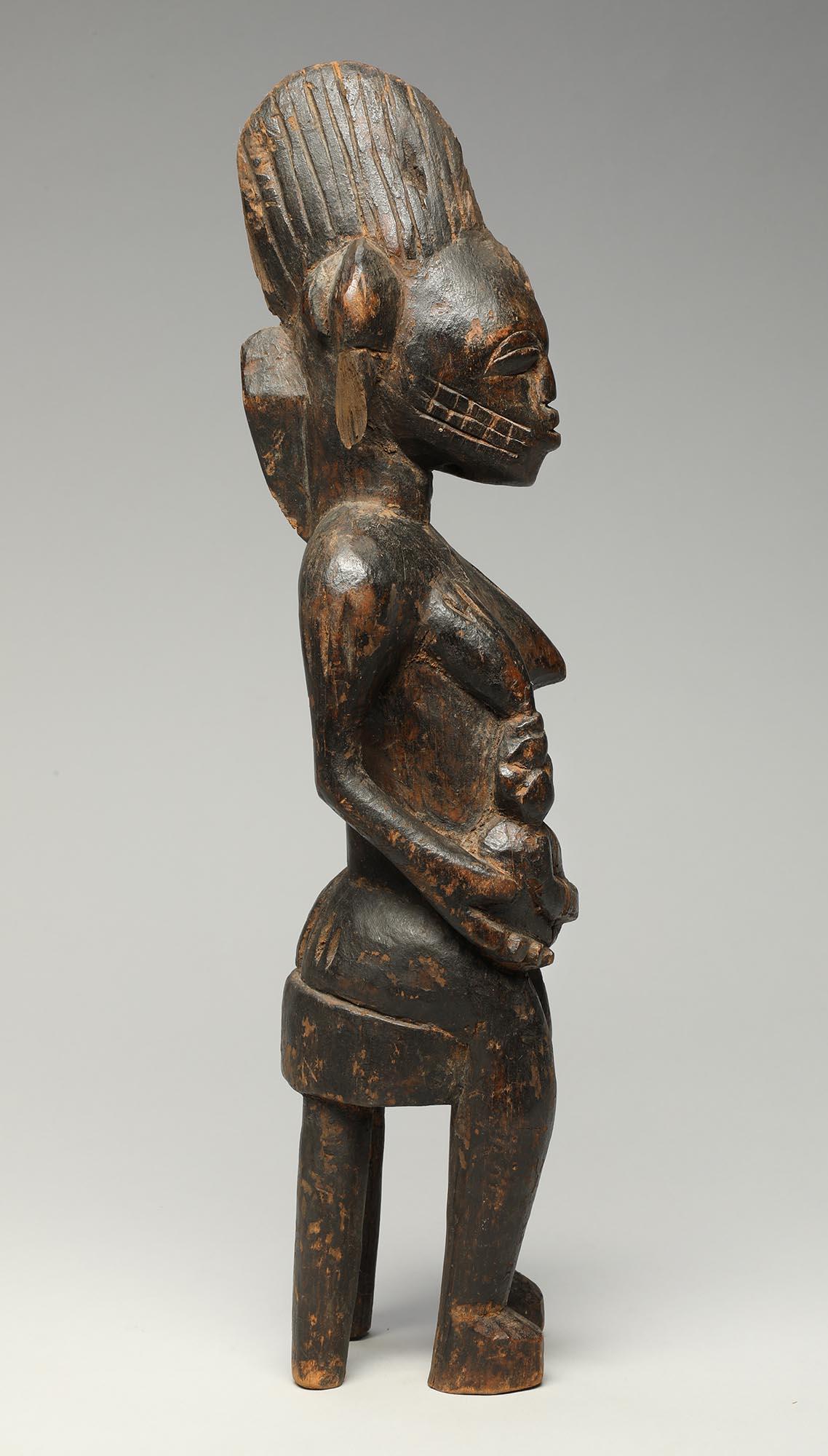 Figura de maternidad femenina de madera senufo con bebé sentado en un taburete amamantando Hecho a mano en venta