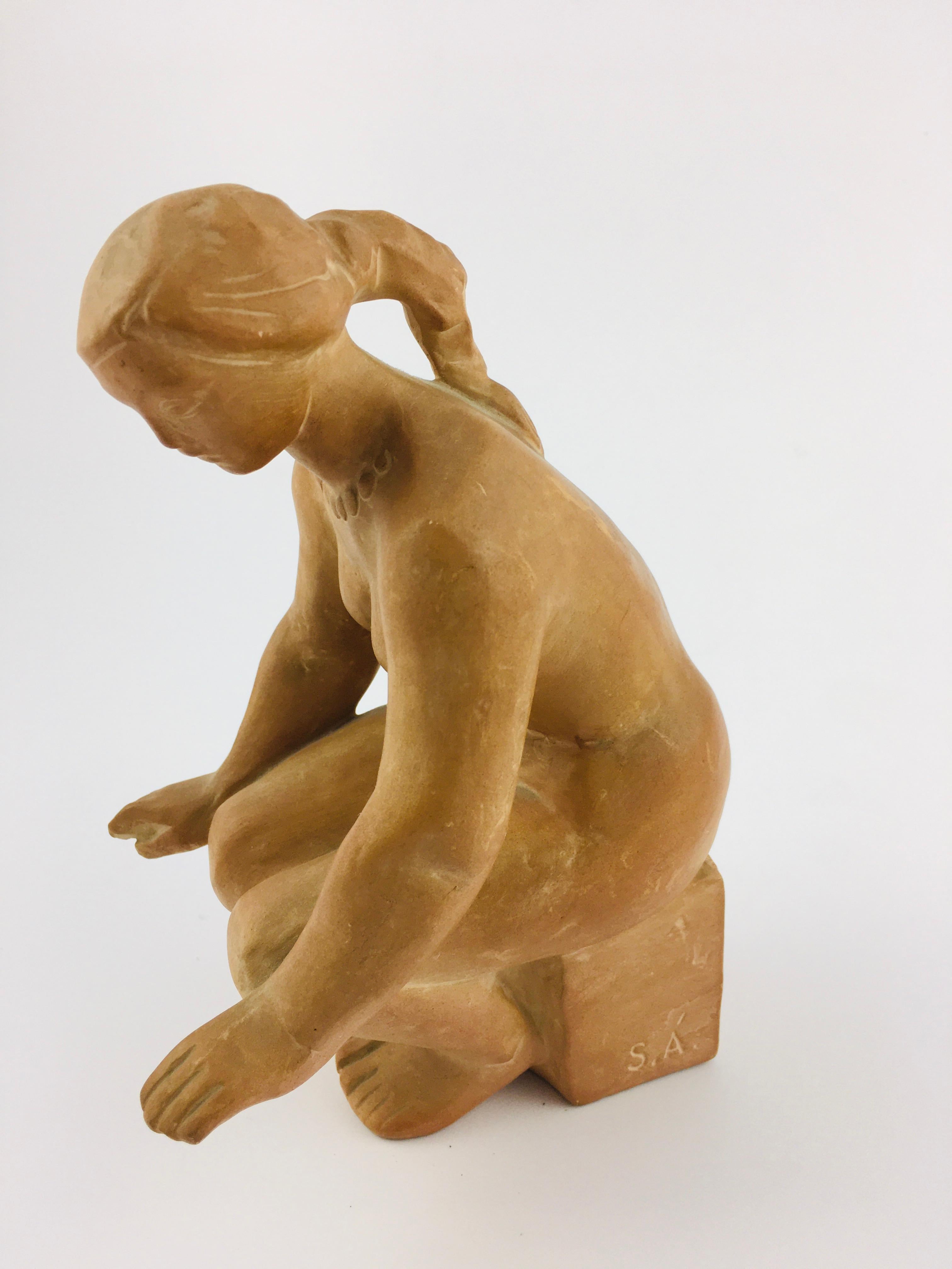 Small sized female nude sculpture of Árpád Somogyi from the 1970s. Vintage terracotta statue of a woman sitting on a bench with S.Á mark on the side. Handmade, unique piece. Retro female ceramic statue. In perfect condition.
