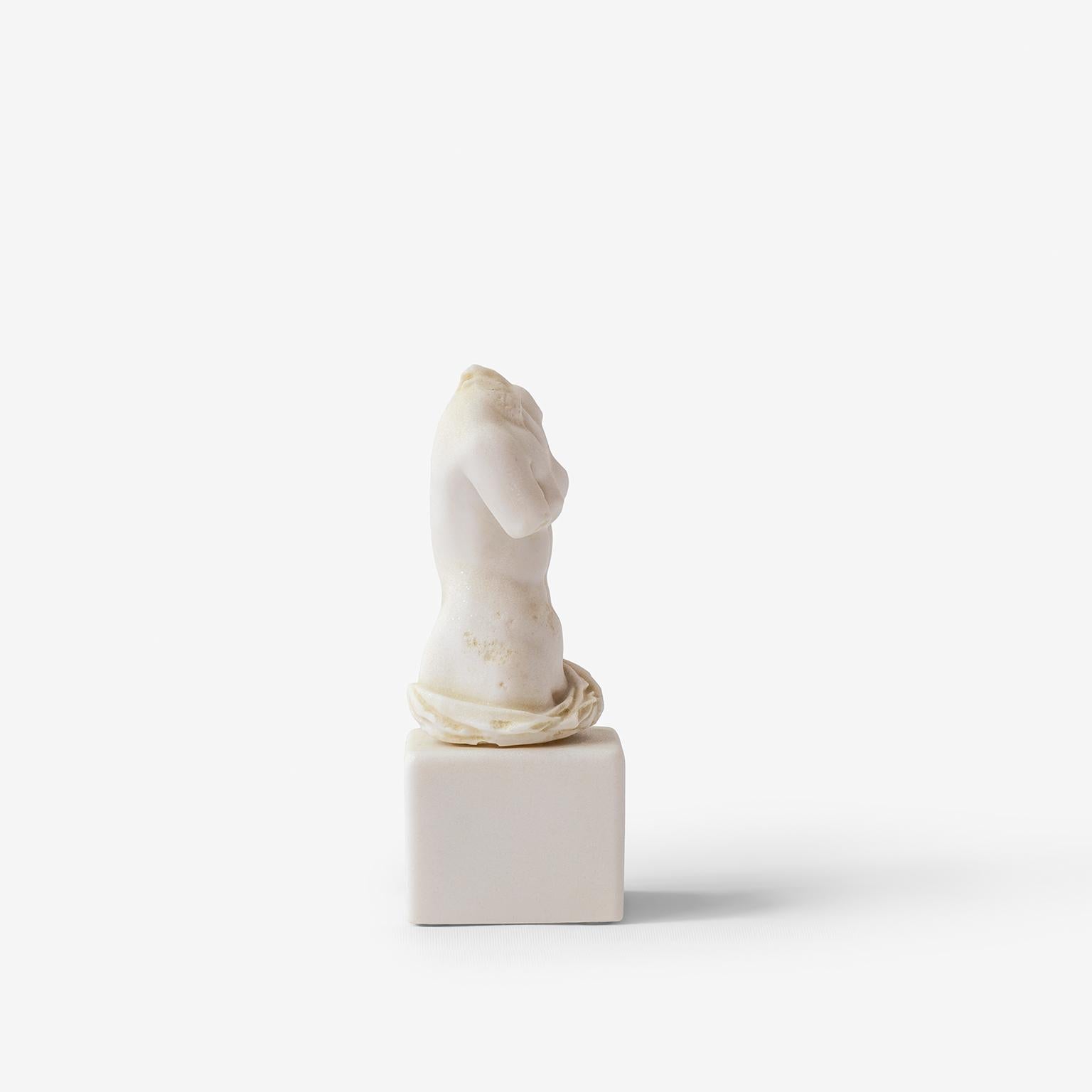 Grec classique Statue de torse de femme réalisée avec de la poudre de marbre comprimée en vente