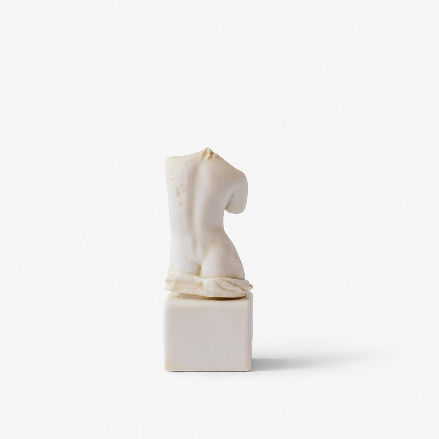 Weibliche Torso-Statue aus komprimiertem Marmor pulverbeschichtet (Klassisch-griechisch) im Angebot