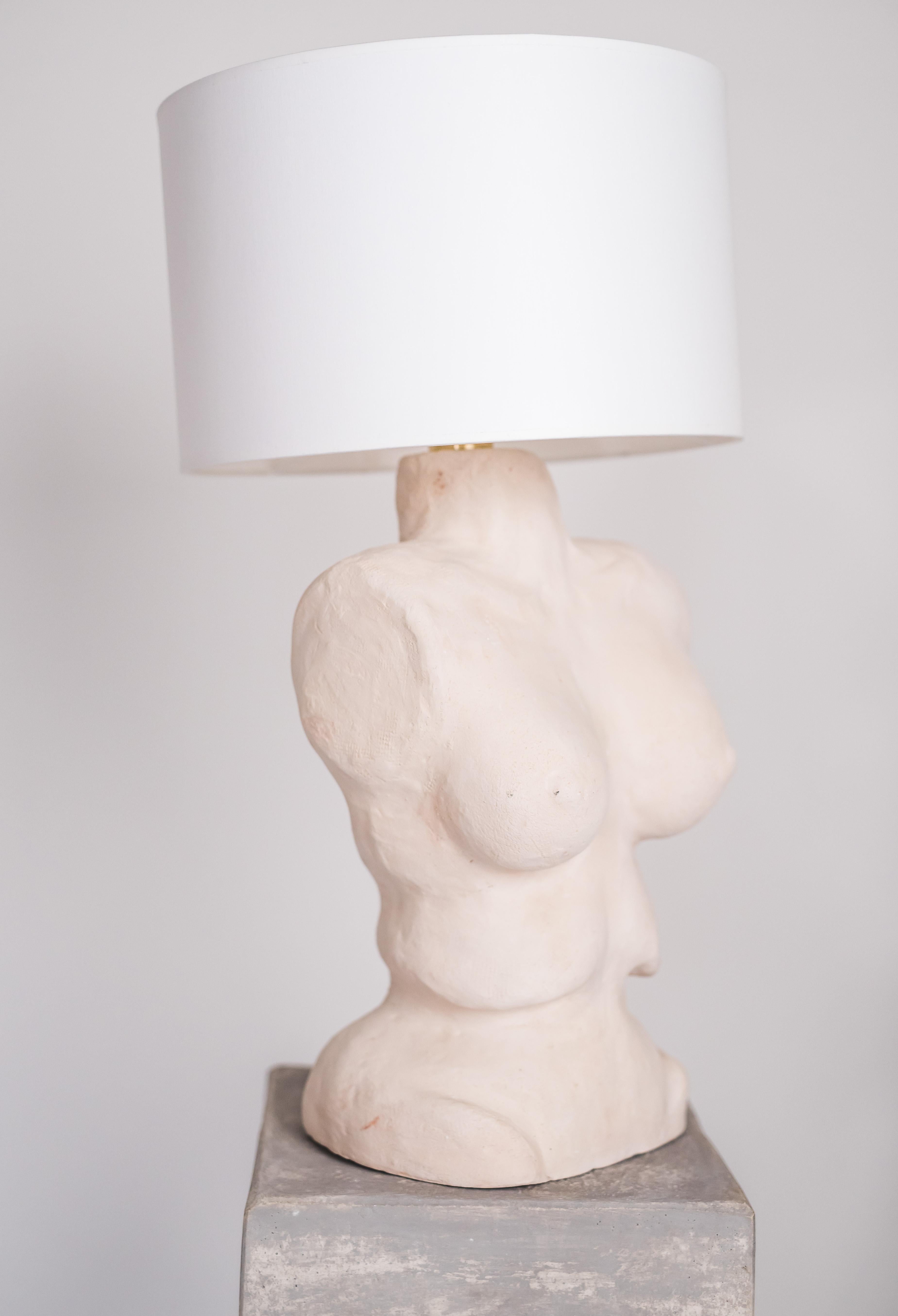 Sculpture de torse de femme par Brajak Vitberg
10 pièces
Dimensions : Ø 35 x H 65 cm
Matériaux : abat-jour en coton blanc ou noir, fils en coton

Bijelic et Brajak sont deux architectes de Ljubljana, en Slovénie.
Ils s'efforcent de concevoir