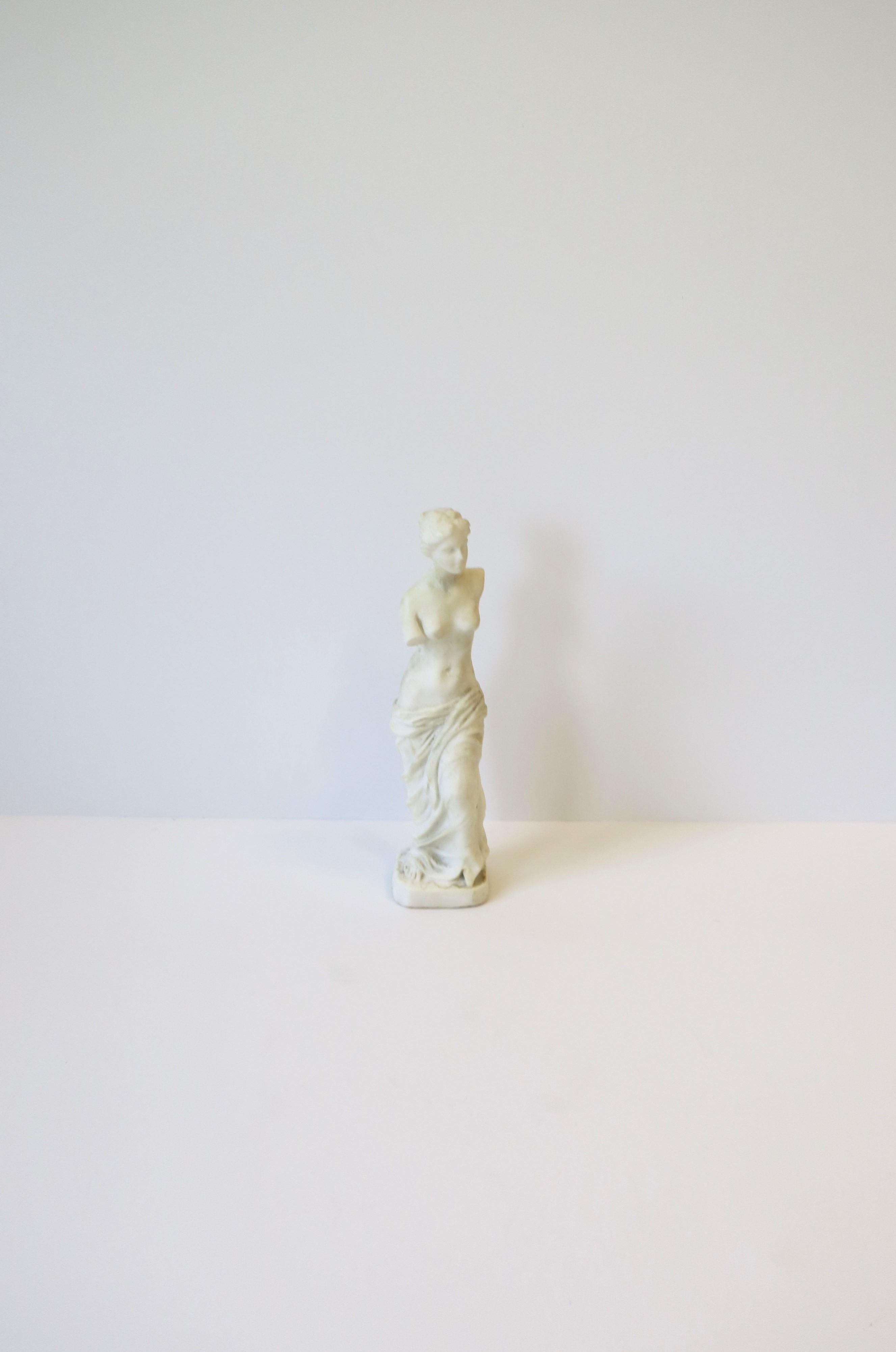 Figurative Venus de Milo-Statue-Skulptur aus weißem Granitmarmor mit weiblicher Figur (Neoklassisch) im Angebot
