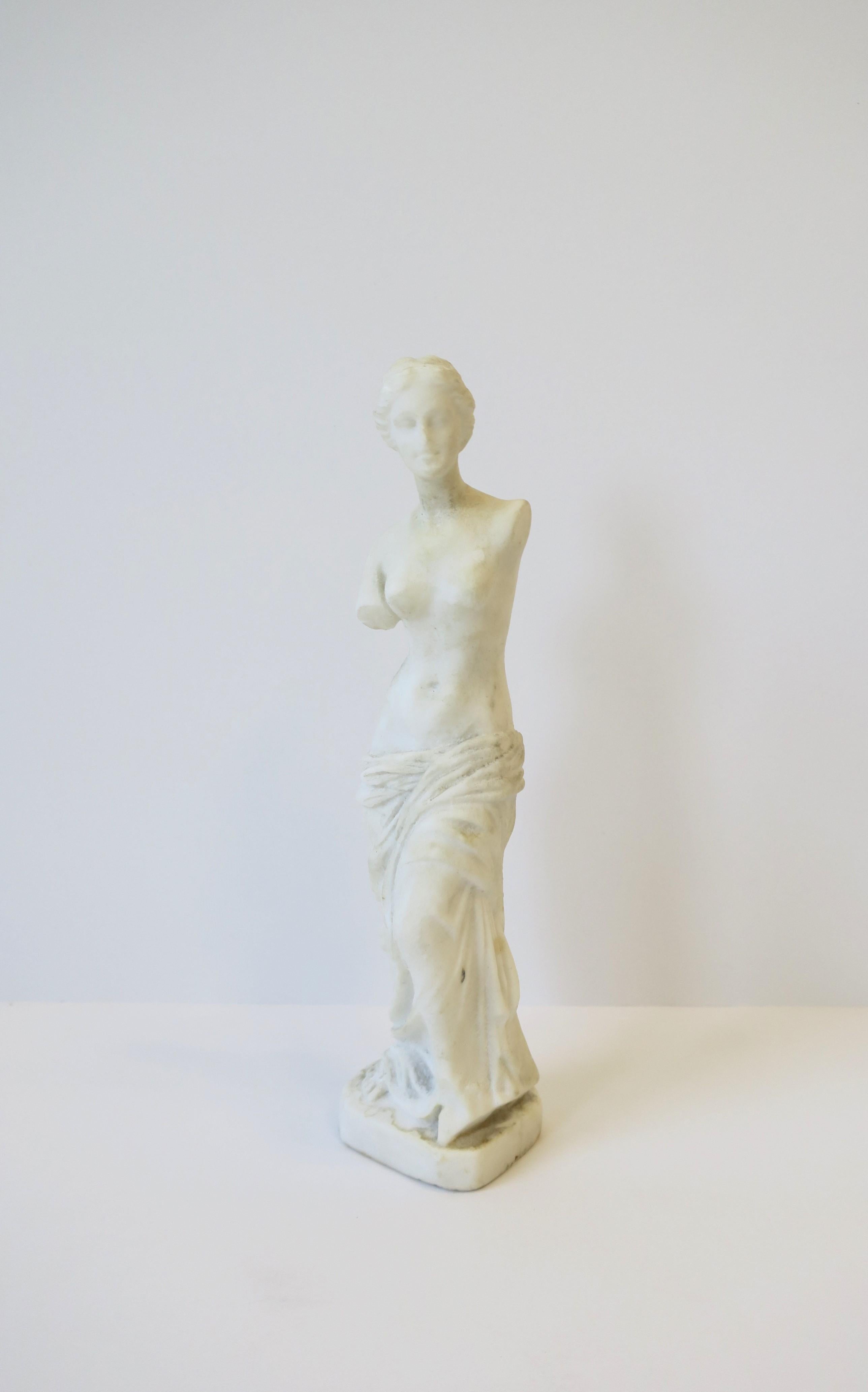 Venus de Milo White Granite Marble Female Figurative Statue Sculpture In Good Condition For Sale In New York, NY