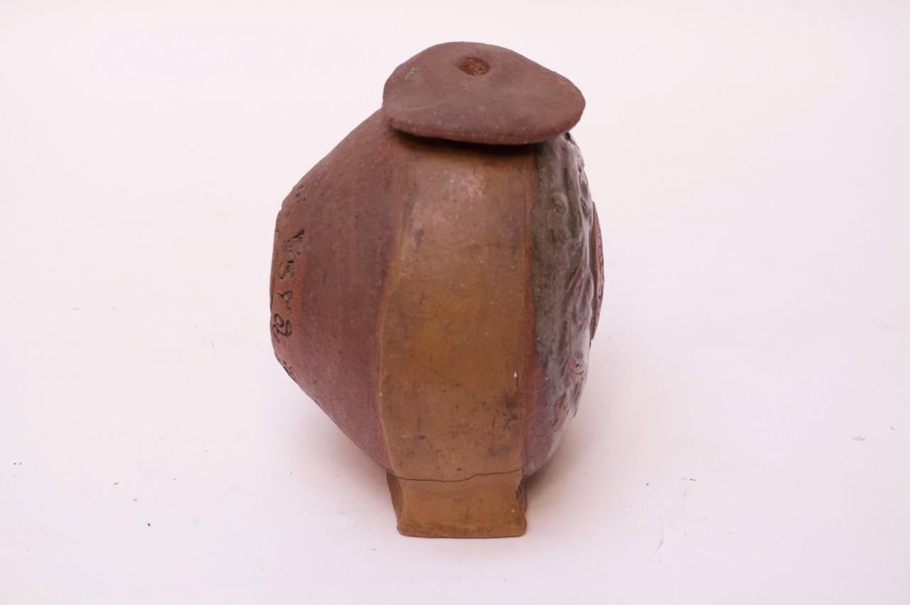 Mid-Century Modern Vase/bougeoir en grès figuratif «mina el Fera » signé Polk en vente