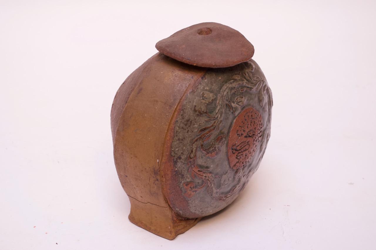 Vase/bougeoir en grès figuratif «mina el Fera » signé Polk Bon état - En vente à Brooklyn, NY
