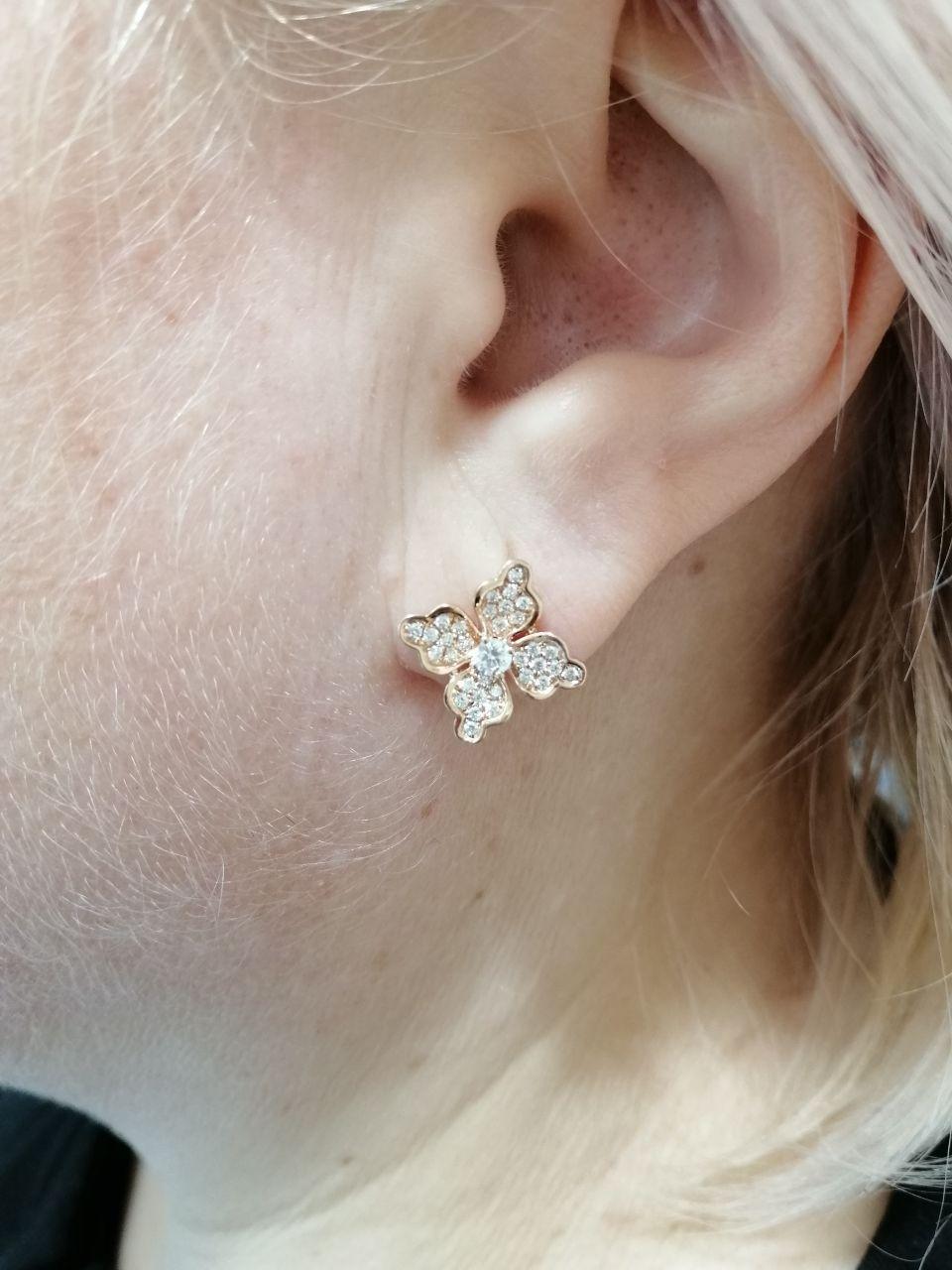 Feminine Elegant Yellow Gold White Diamond Flower Earrings In New Condition For Sale In Montreux, CH