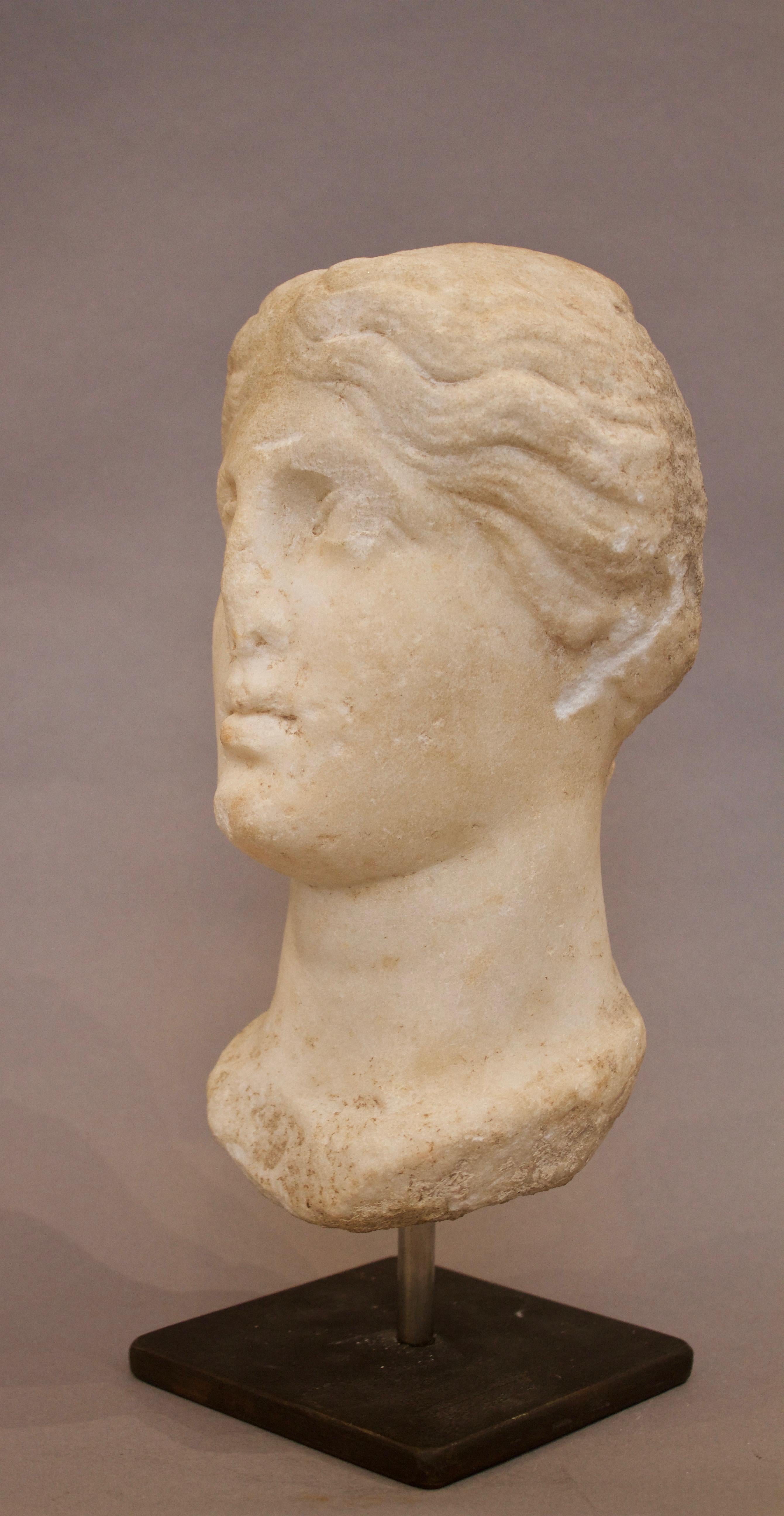 Feminine Hellenistic Marble Head, 3rd-2nd BCE In Distressed Condition For Sale In Paris, FR