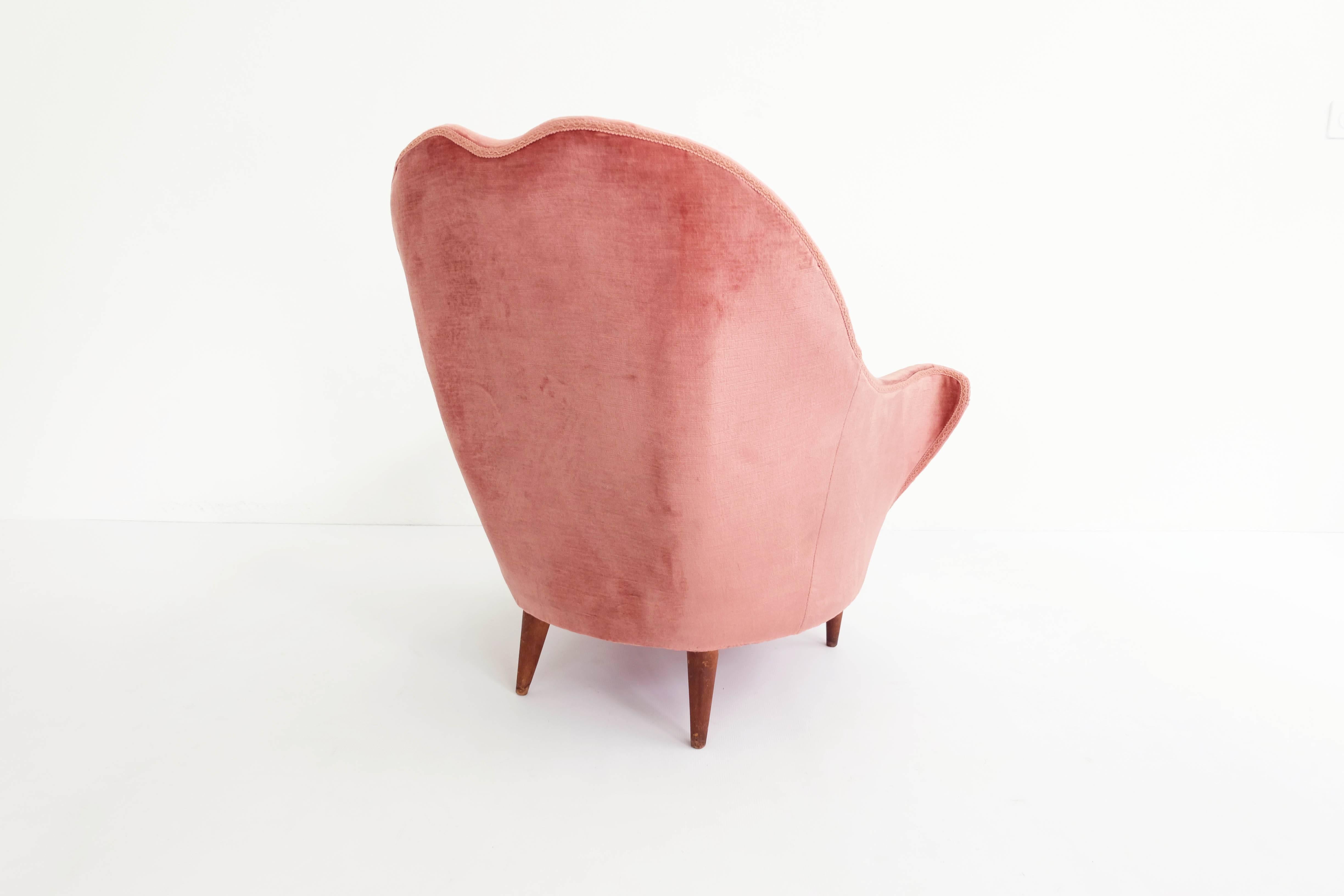 Feminine Pale Rose Velvet Armchair In Good Condition For Sale In Morbio Inferiore, CH