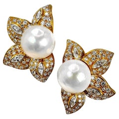 Boucles d'oreilles vintage Feminine en or jaune 18 carats, diamants et perles des mers du Sud de 14 mm