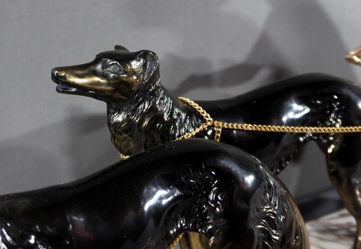 Frau mit Windhunden in patiniertem Metall, Skulptur Art Deco - 1930 im Angebot 4