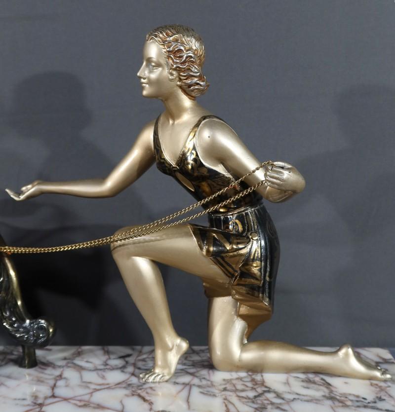 Frau mit Windhunden in patiniertem Metall, Skulptur Art Deco - 1930 im Angebot 5