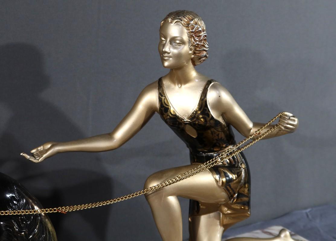 Frau mit Windhunden in patiniertem Metall, Skulptur Art Deco - 1930 im Angebot 6