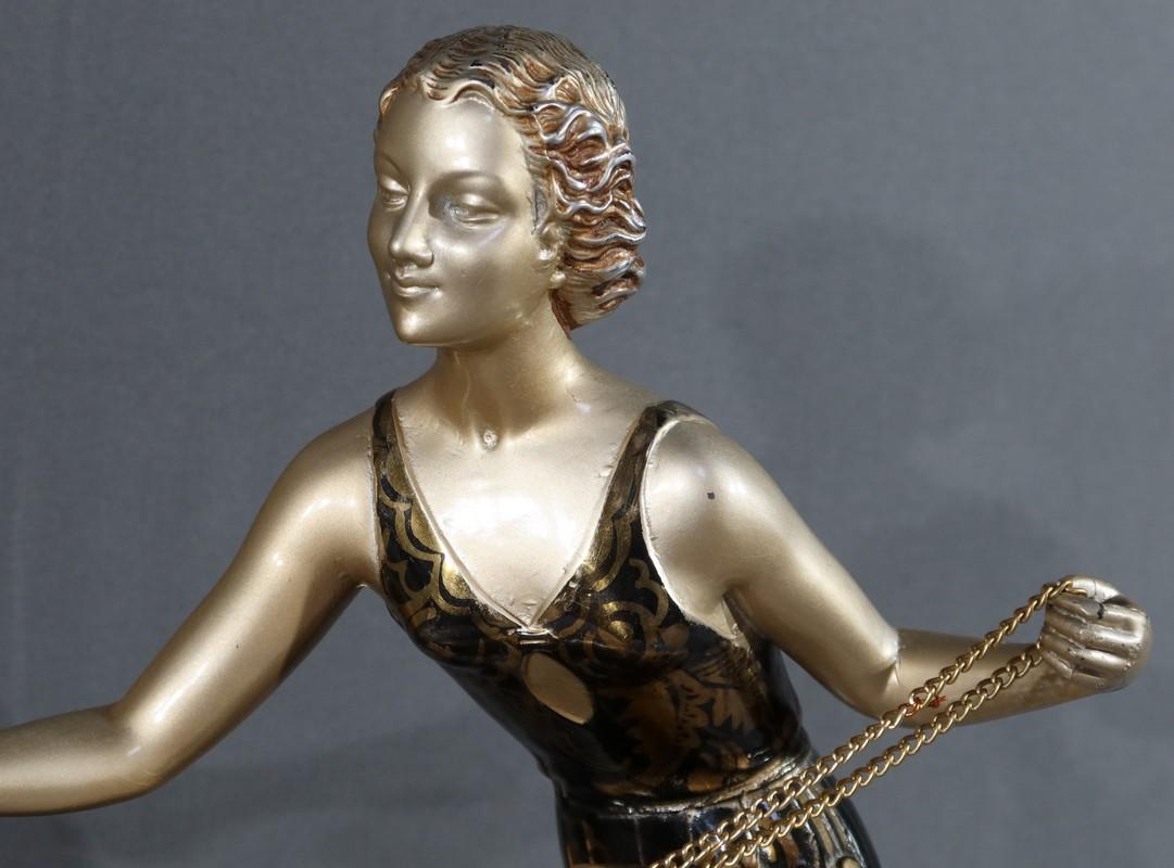 Frau mit Windhunden in patiniertem Metall, Skulptur Art Deco - 1930 im Angebot 7