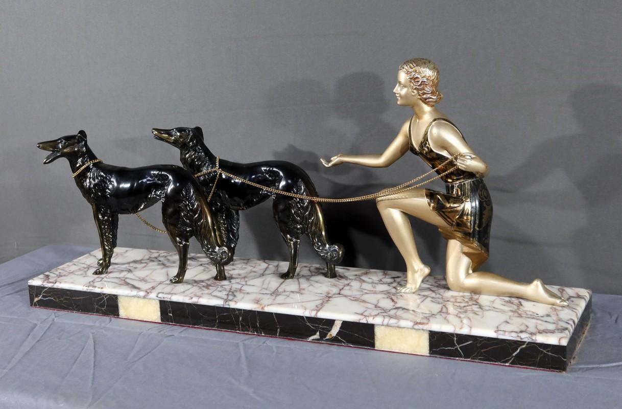 Frau mit Windhunden in patiniertem Metall, Skulptur Art Deco - 1930 (Art déco) im Angebot