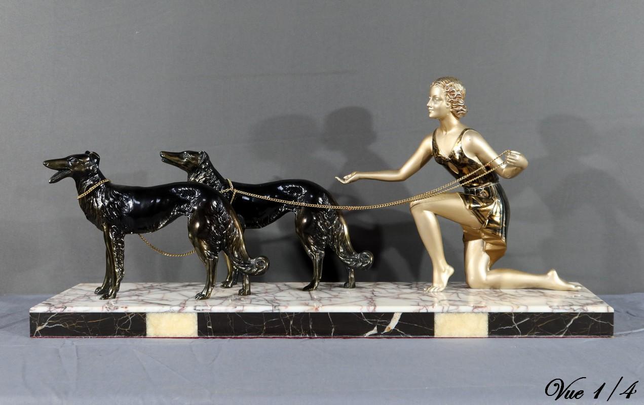 Frau mit Windhunden in patiniertem Metall, Skulptur Art Deco - 1930 (Französisch) im Angebot