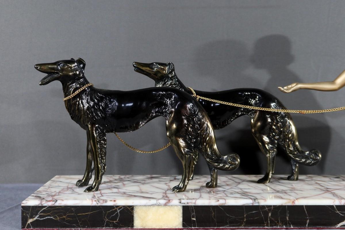 Frau mit Windhunden in patiniertem Metall, Skulptur Art Deco - 1930 im Zustand „Gut“ im Angebot in HÉRIC, FR