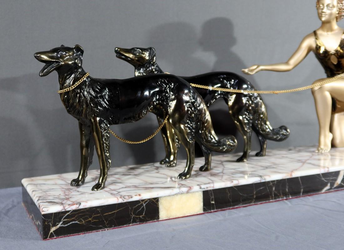 Frau mit Windhunden in patiniertem Metall, Skulptur Art Deco - 1930 (20. Jahrhundert) im Angebot