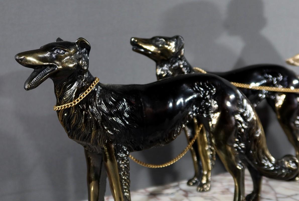 Frau mit Windhunden in patiniertem Metall, Skulptur Art Deco - 1930 im Angebot 1