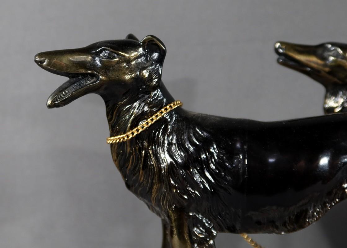 Frau mit Windhunden in patiniertem Metall, Skulptur Art Deco - 1930 im Angebot 2