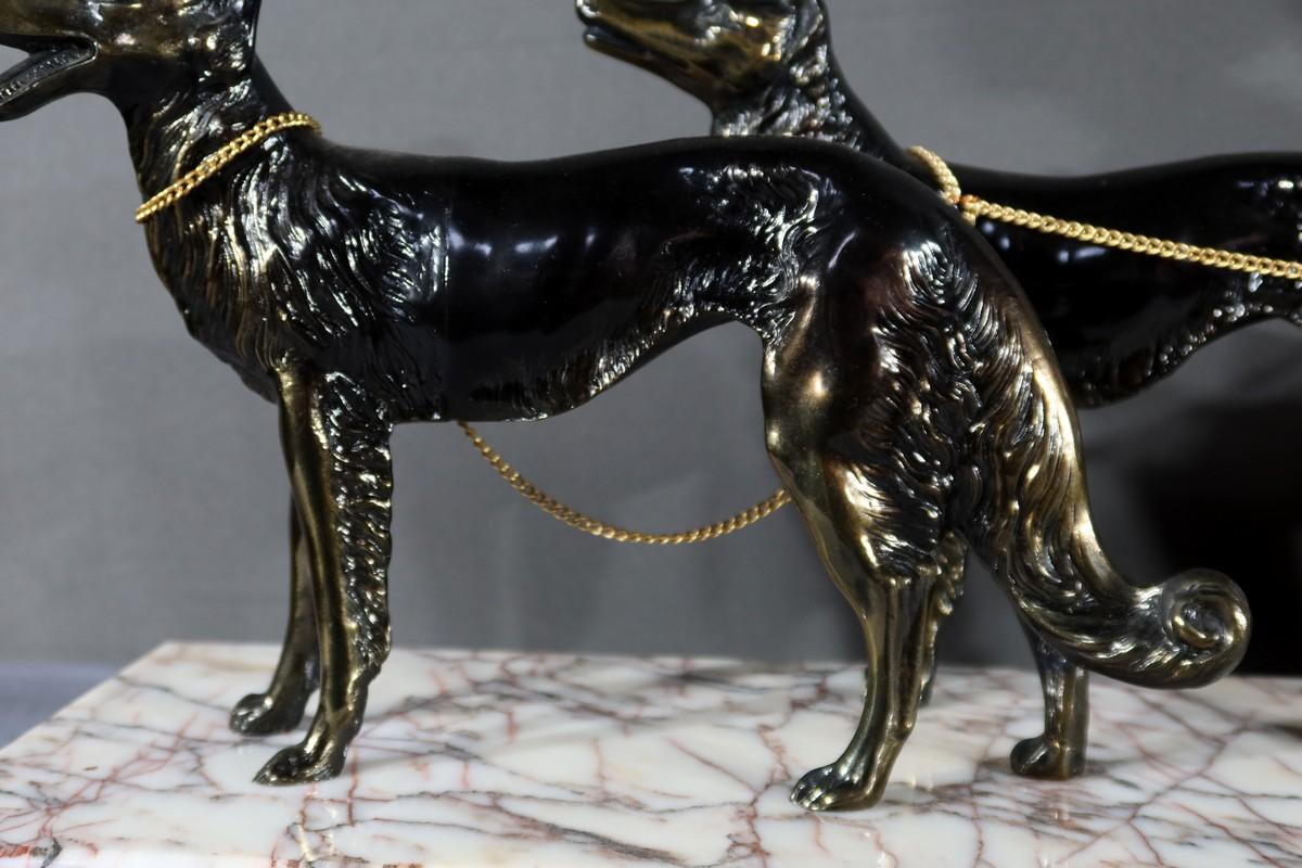 Frau mit Windhunden in patiniertem Metall, Skulptur Art Deco - 1930 im Angebot 3