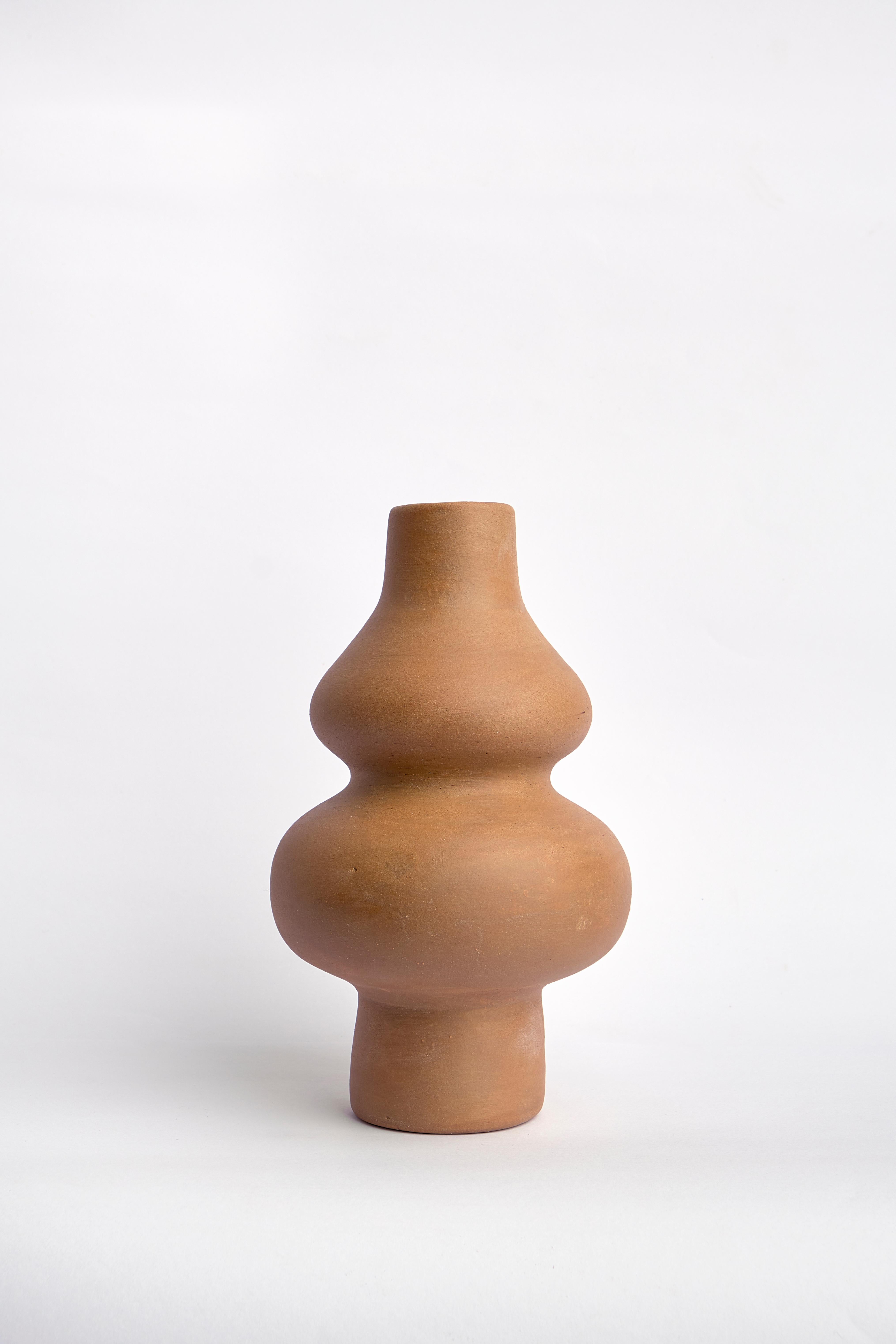 Ceramic sculptural vase from the centrifugal line for the permanent collection.

Aditional pictures are just references for other color possibilities: White Bone, Chocolate, Buttermilk, Charcoal Black, Glossy, Speckled Blue, Barro Tostado, Natural.