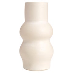Vase moderne organique fait à la main Femme II en blanc os
